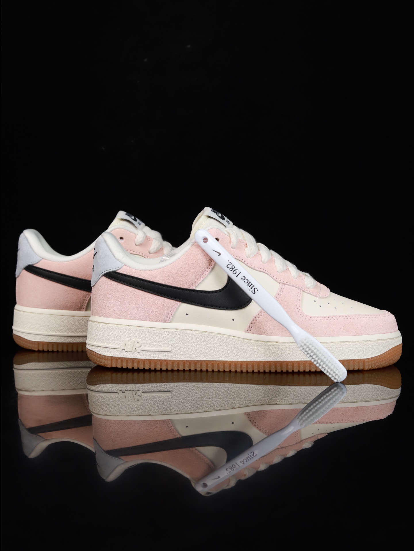 特价Nike Air Force 1 Low 原厂冲刀皮料切割干净 无任何毛边 清洁度细节完美 做工细节