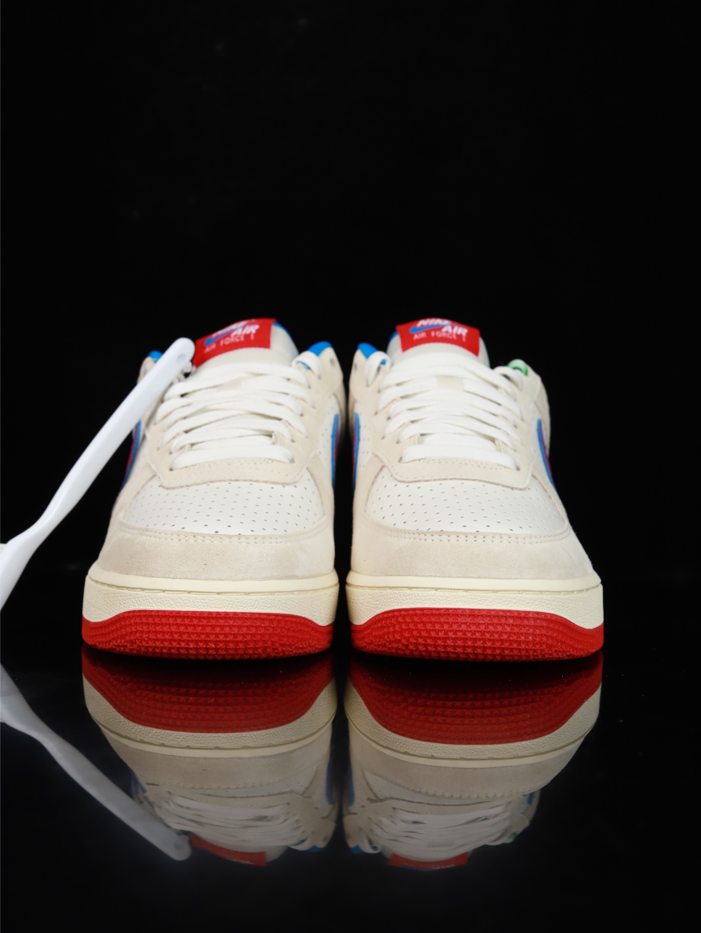 特价Nike Air Force 1 Low 原厂冲刀皮料切割干净 无任何毛边 清洁度细节完美 做工细节