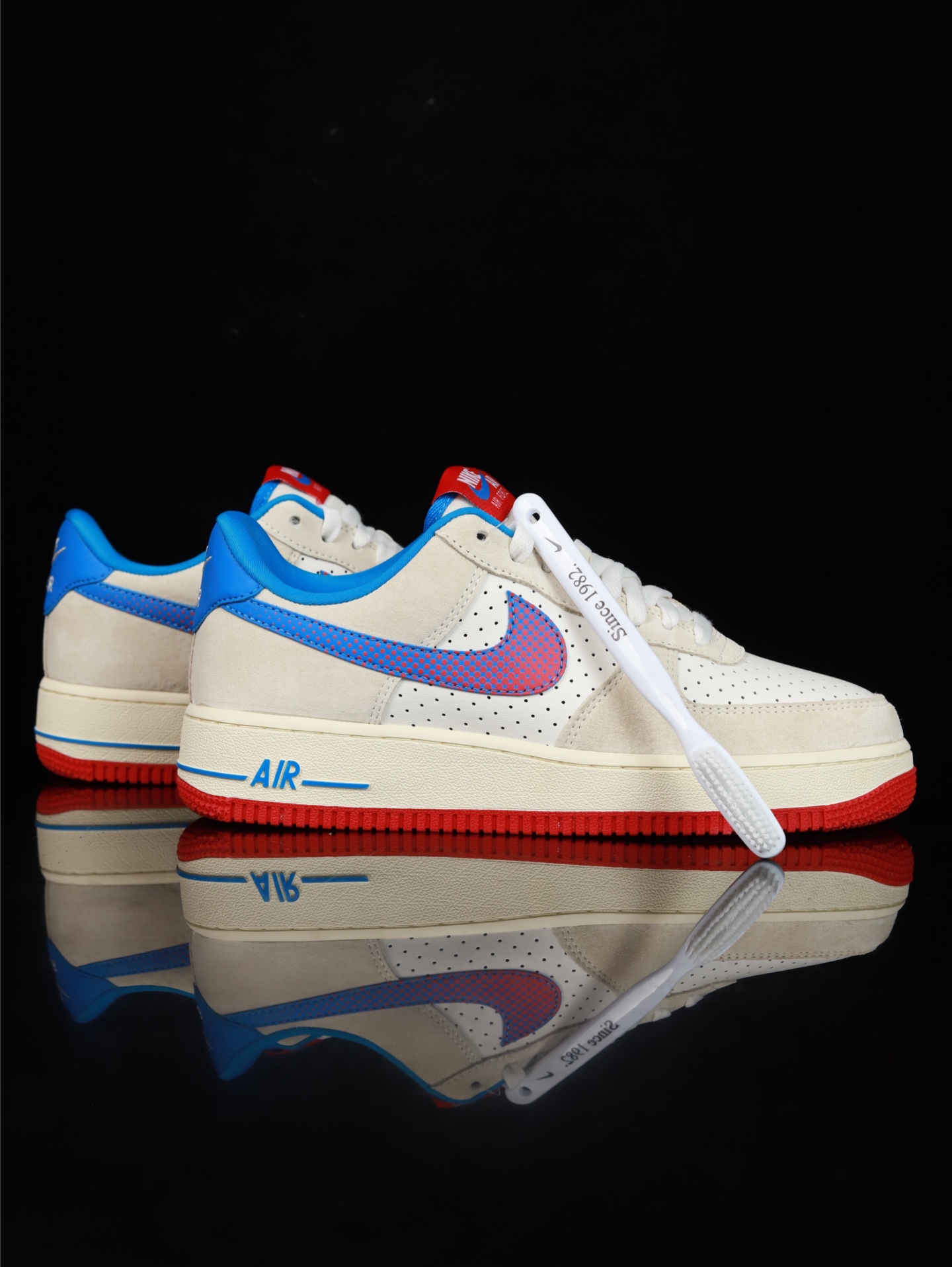 特价Nike Air Force 1 Low 原厂冲刀皮料切割干净 无任何毛边 清洁度细节完美 做工细节