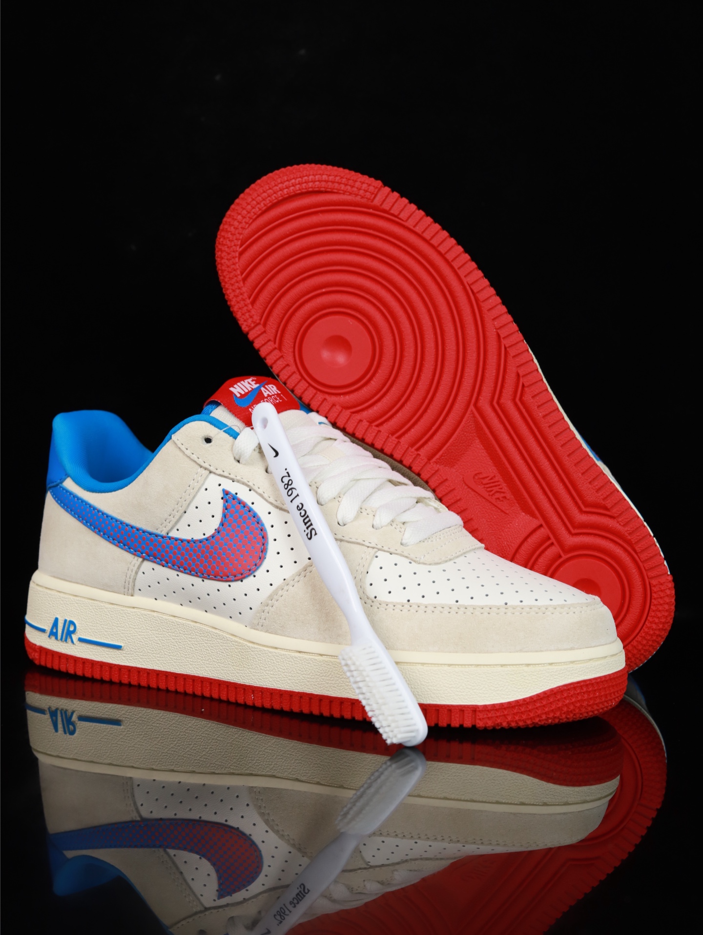 特价Nike Air Force 1 Low 原厂冲刀皮料切割干净 无任何毛边 清洁度细节完美 做工细节