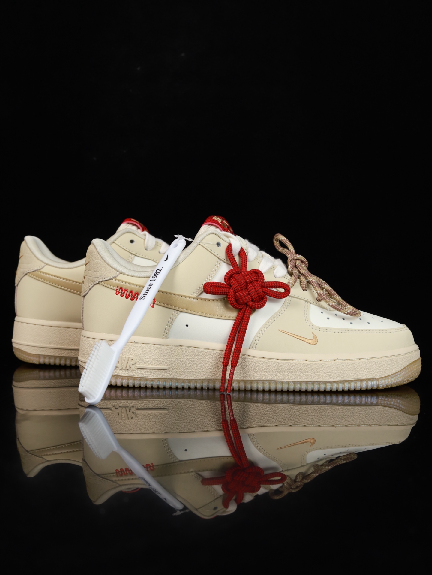 特价Nike Air Force 1 Low 原厂冲刀皮料切割干净 无任何毛边 清洁度细节完美 做工细节