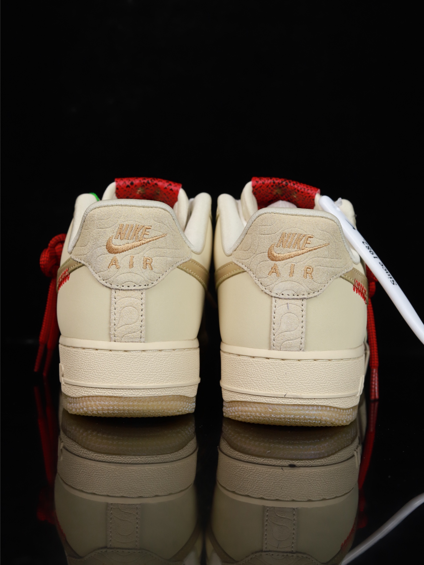 特价Nike Air Force 1 Low 原厂冲刀皮料切割干净 无任何毛边 清洁度细节完美 做工细节