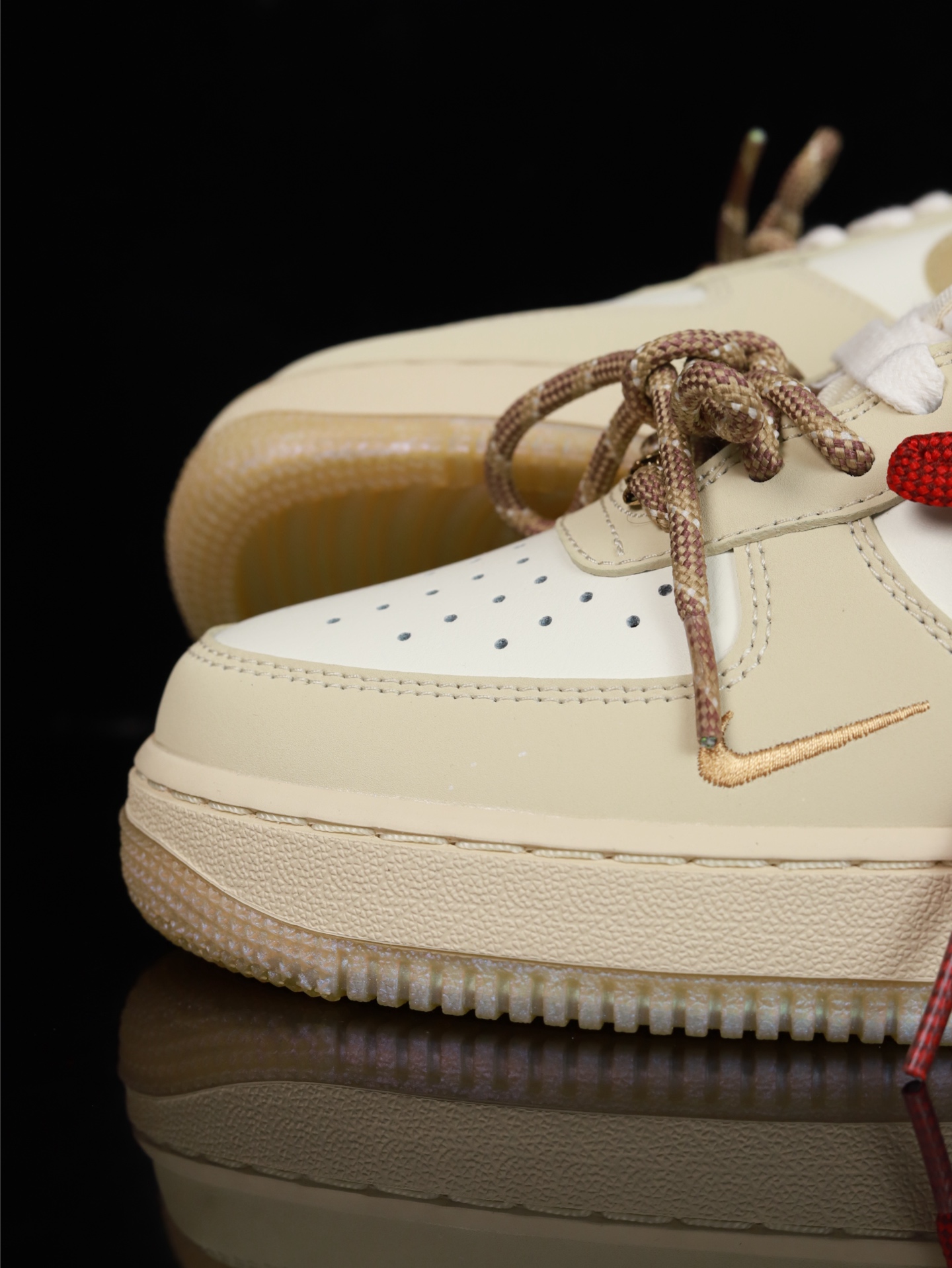 特价Nike Air Force 1 Low 原厂冲刀皮料切割干净 无任何毛边 清洁度细节完美 做工细节