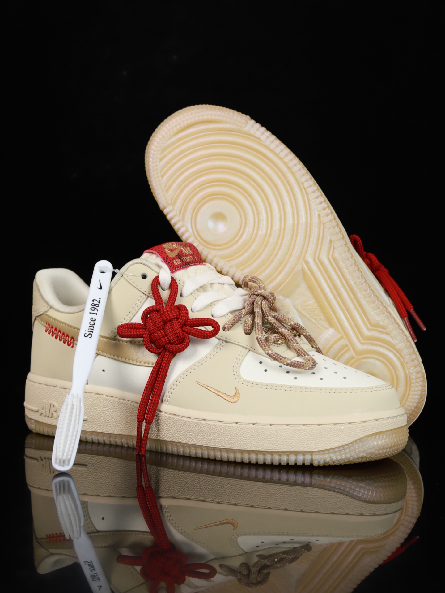 特价Nike Air Force 1 Low 原厂冲刀皮料切割干净 无任何毛边 清洁度细节完美 做工细节