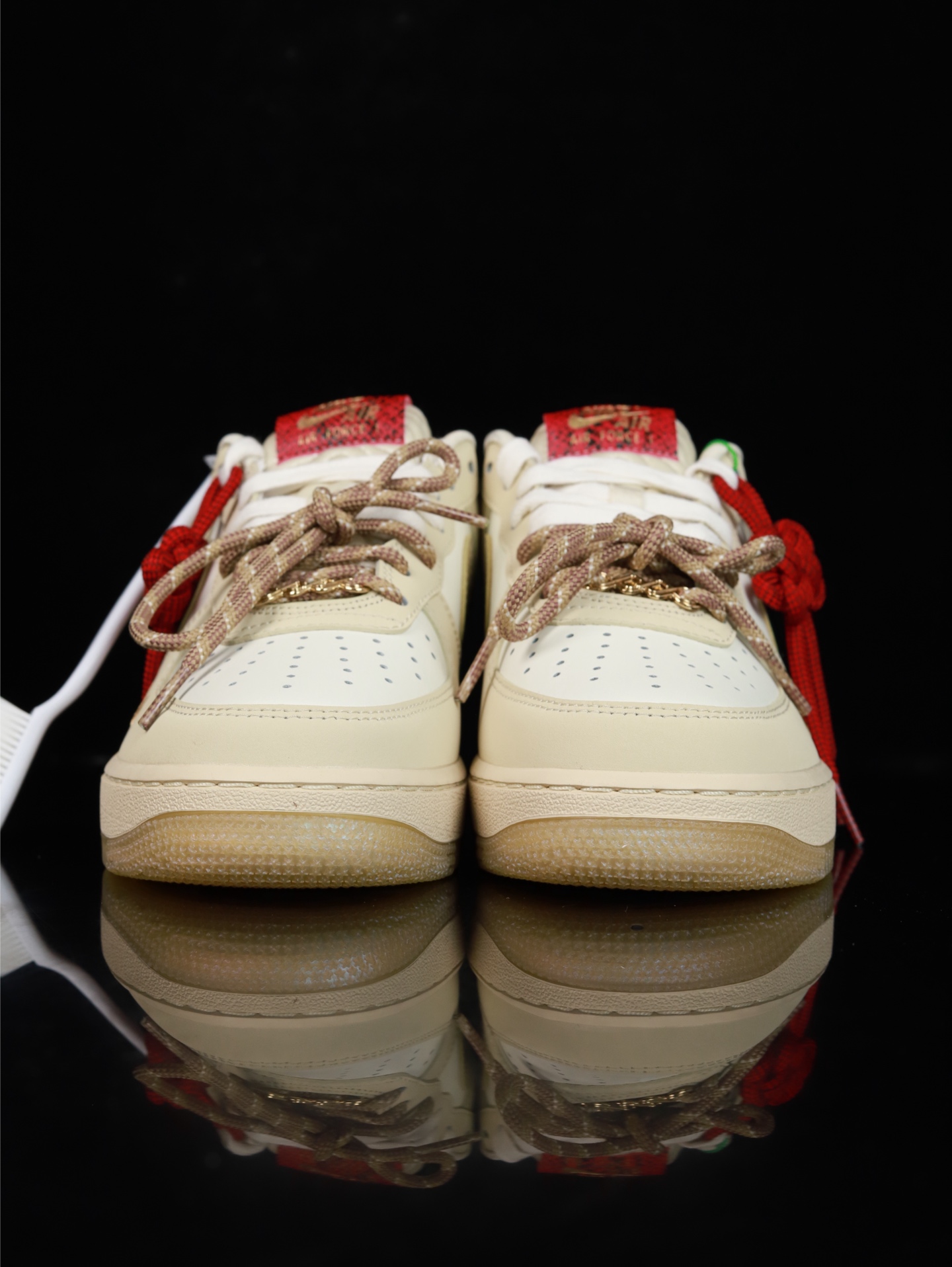 特价Nike Air Force 1 Low 原厂冲刀皮料切割干净 无任何毛边 清洁度细节完美 做工细节