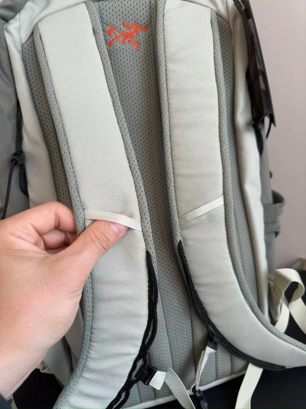 - 100% ripstop nylon construction: breathable, abrasion-resistant, and w - Comprehensive 9