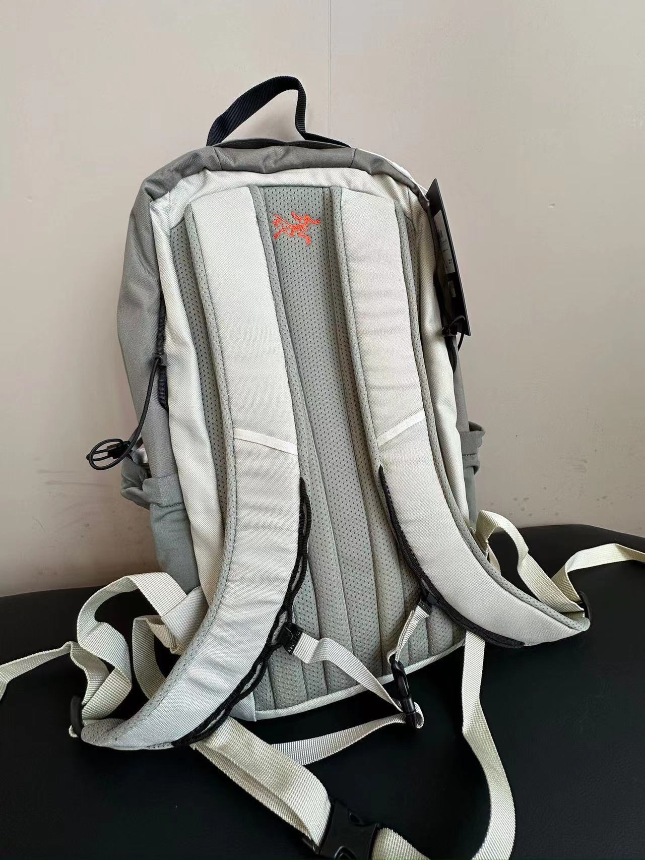- 100% ripstop nylon construction: breathable, abrasion-resistant, and w - Comprehensive 7