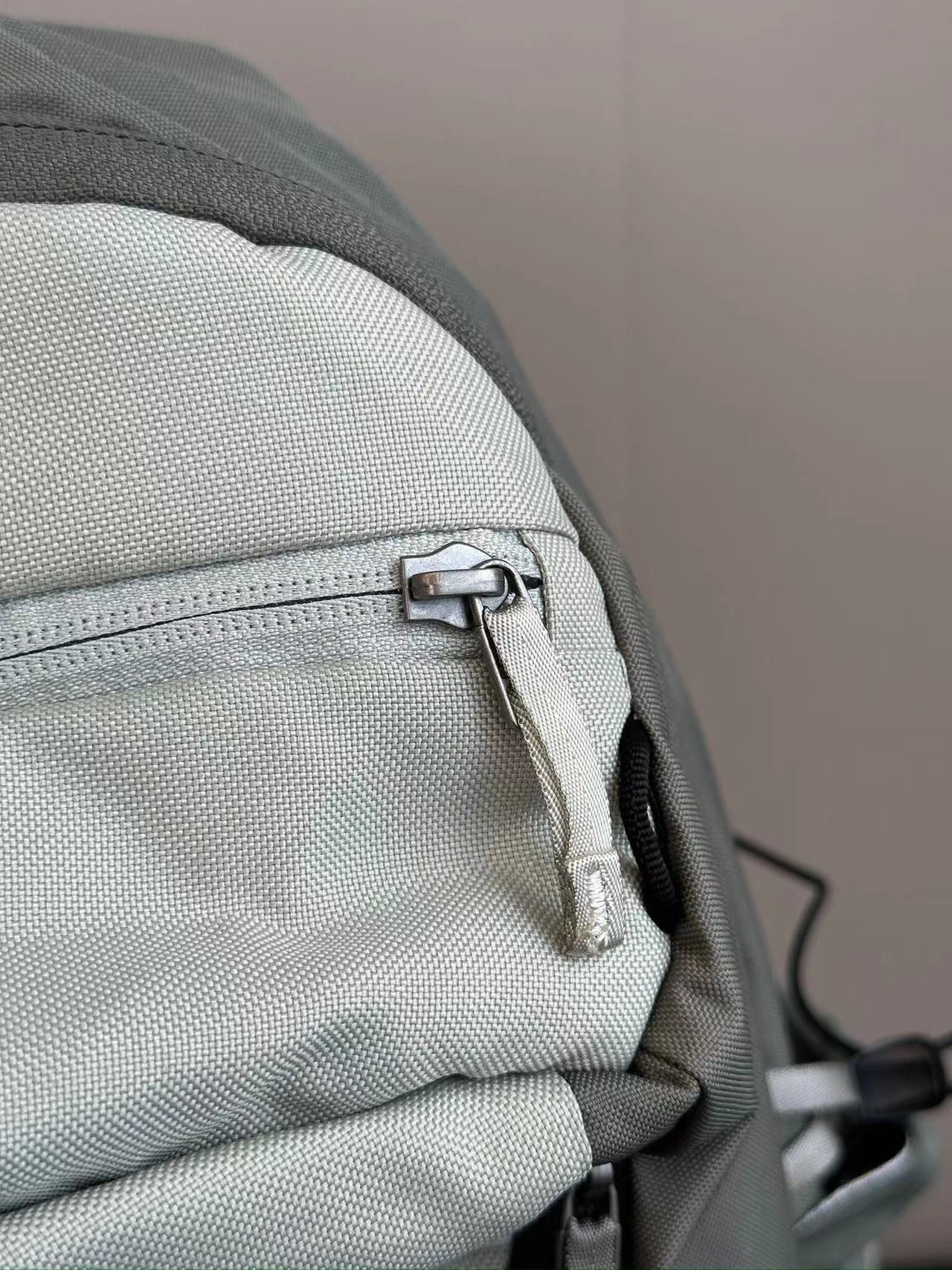 - 100% ripstop nylon construction: breathable, abrasion-resistant, and w - Comprehensive 4
