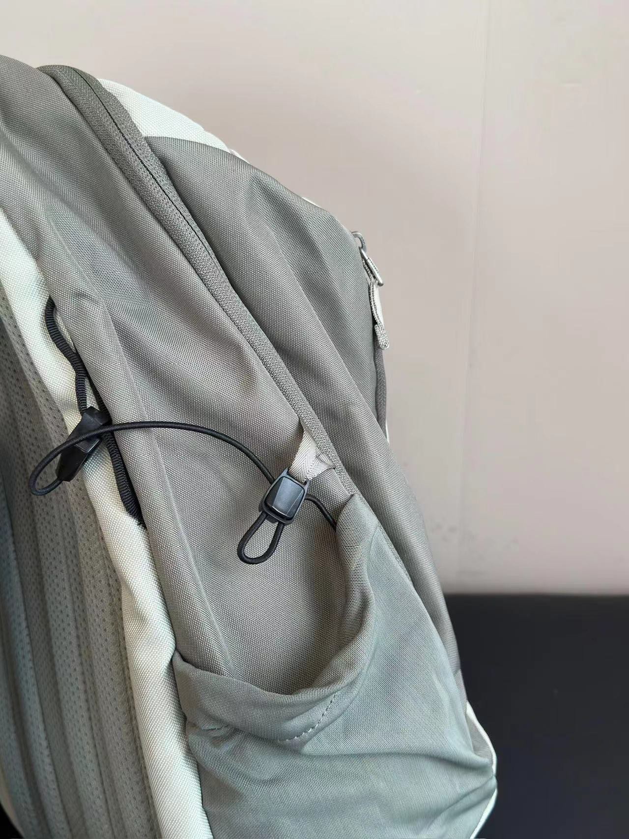 - 100% ripstop nylon construction: breathable, abrasion-resistant, and w - Comprehensive 5