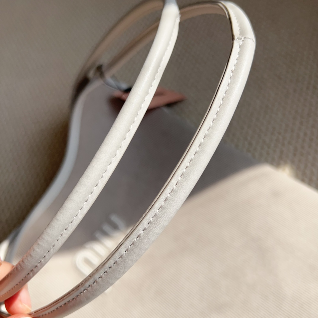 Miu Miu runway crescent tote bag crafted in corduroy - Comprehensive 7