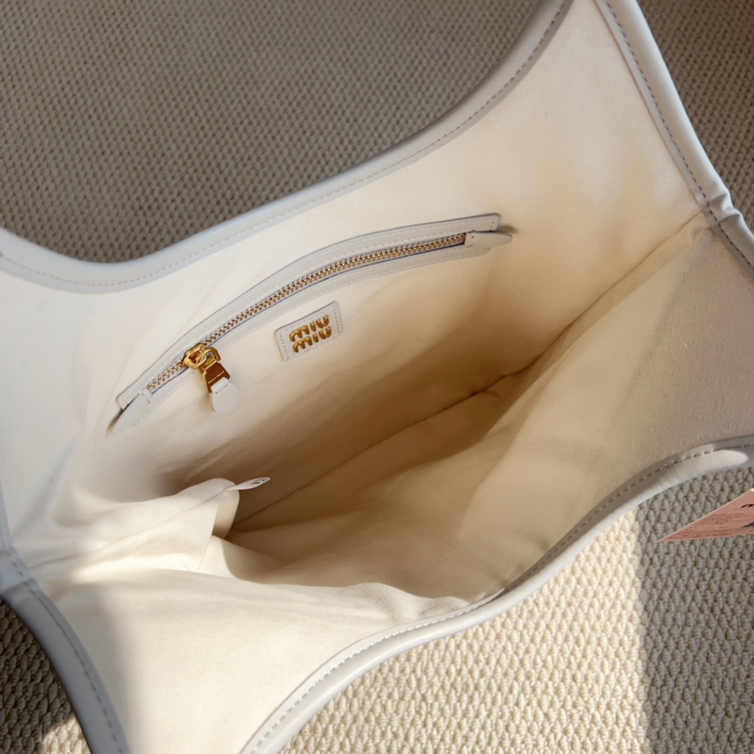 Miu Miu runway crescent tote bag crafted in corduroy - Comprehensive 8