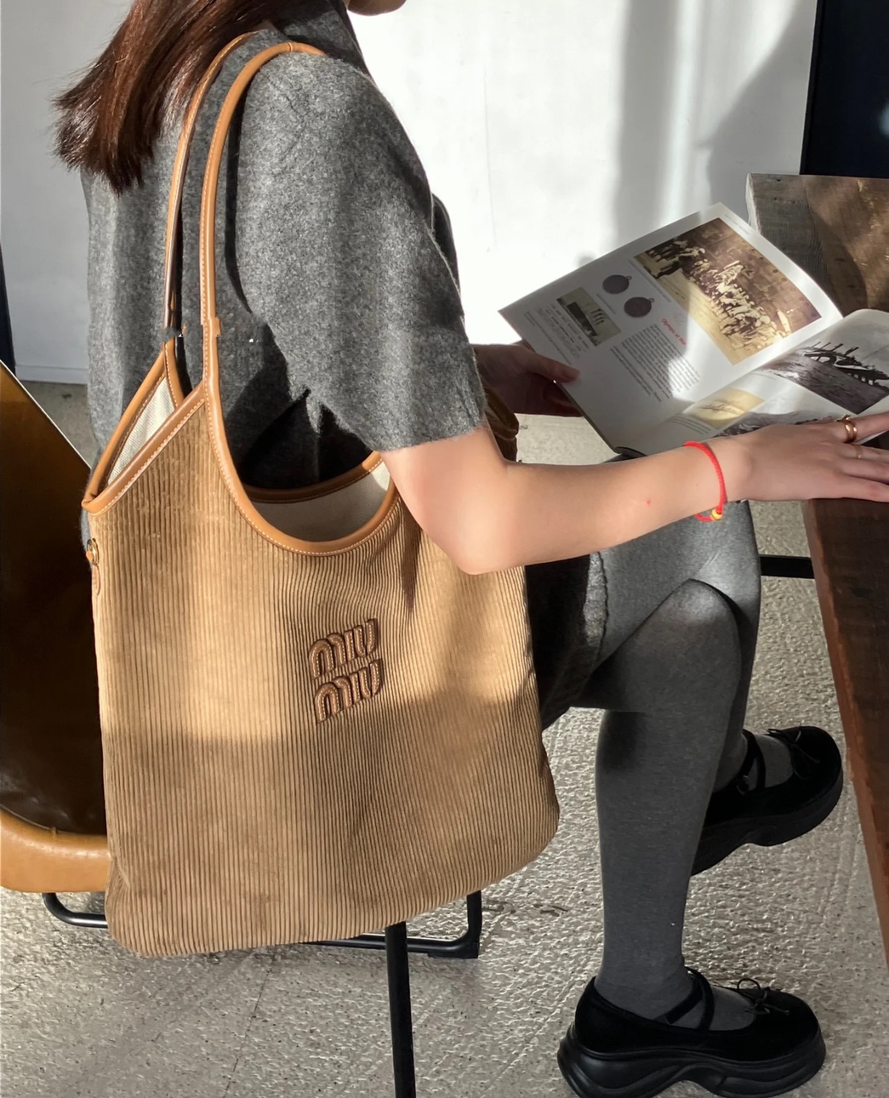 Featuring a sleek, minimalist silhouette, this shoulder bag seamlessly - Comprehensive 8