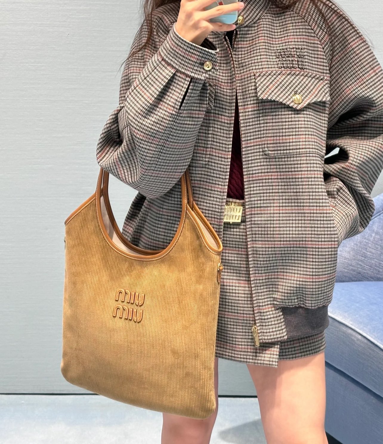 Featuring a sleek, minimalist silhouette, this shoulder bag seamlessly - Comprehensive 6