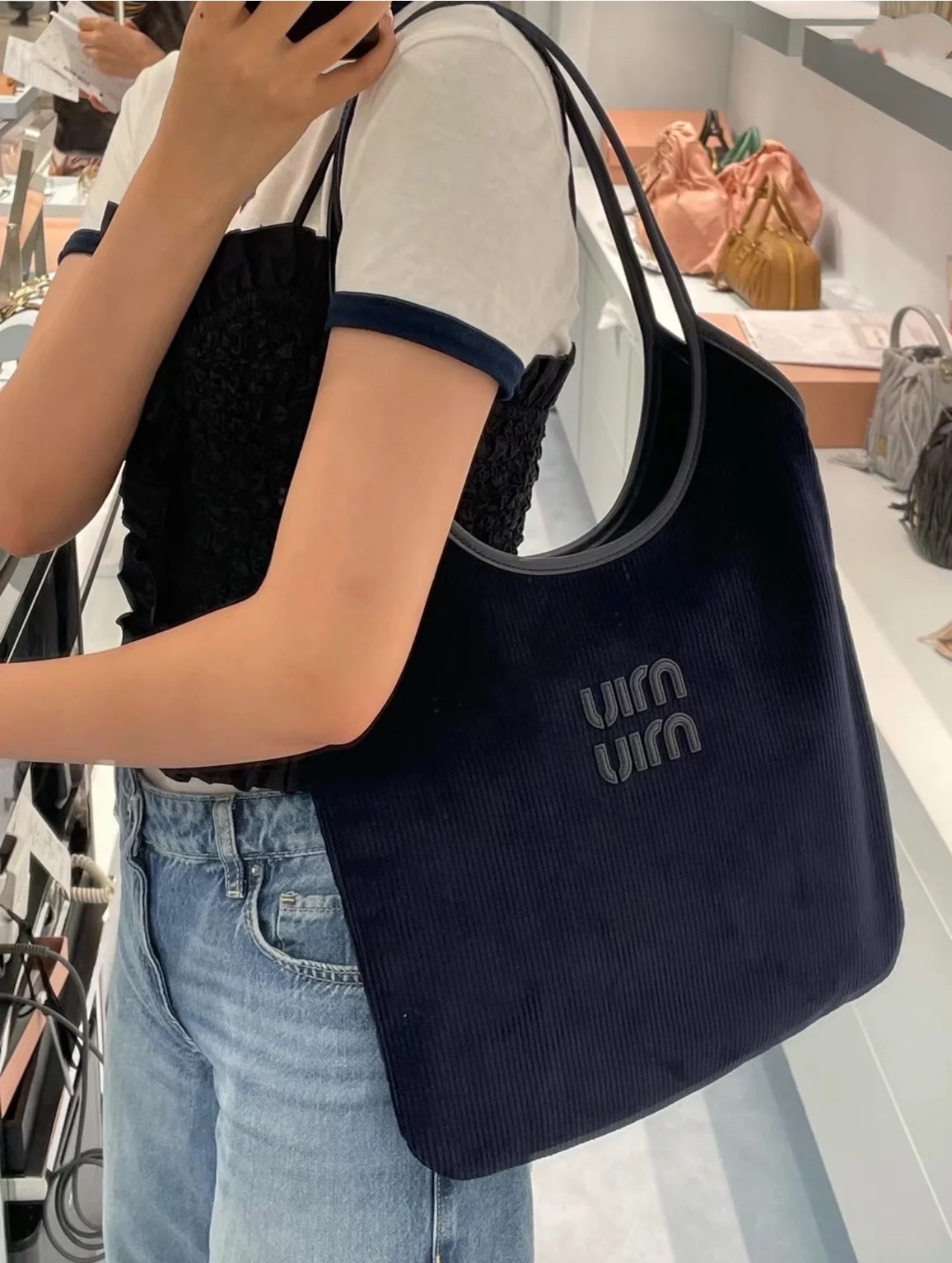 Featuring a sleek, minimalist silhouette, this shoulder bag seamlessly - Comprehensive 3
