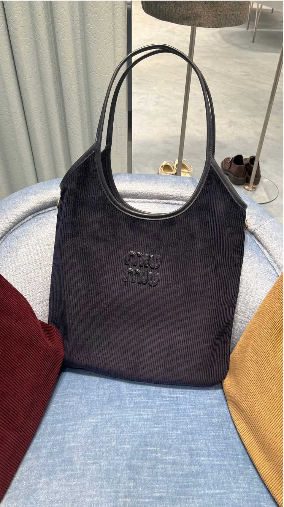 Featuring a sleek, minimalist silhouette, this shoulder bag seamlessly - Comprehensive 2