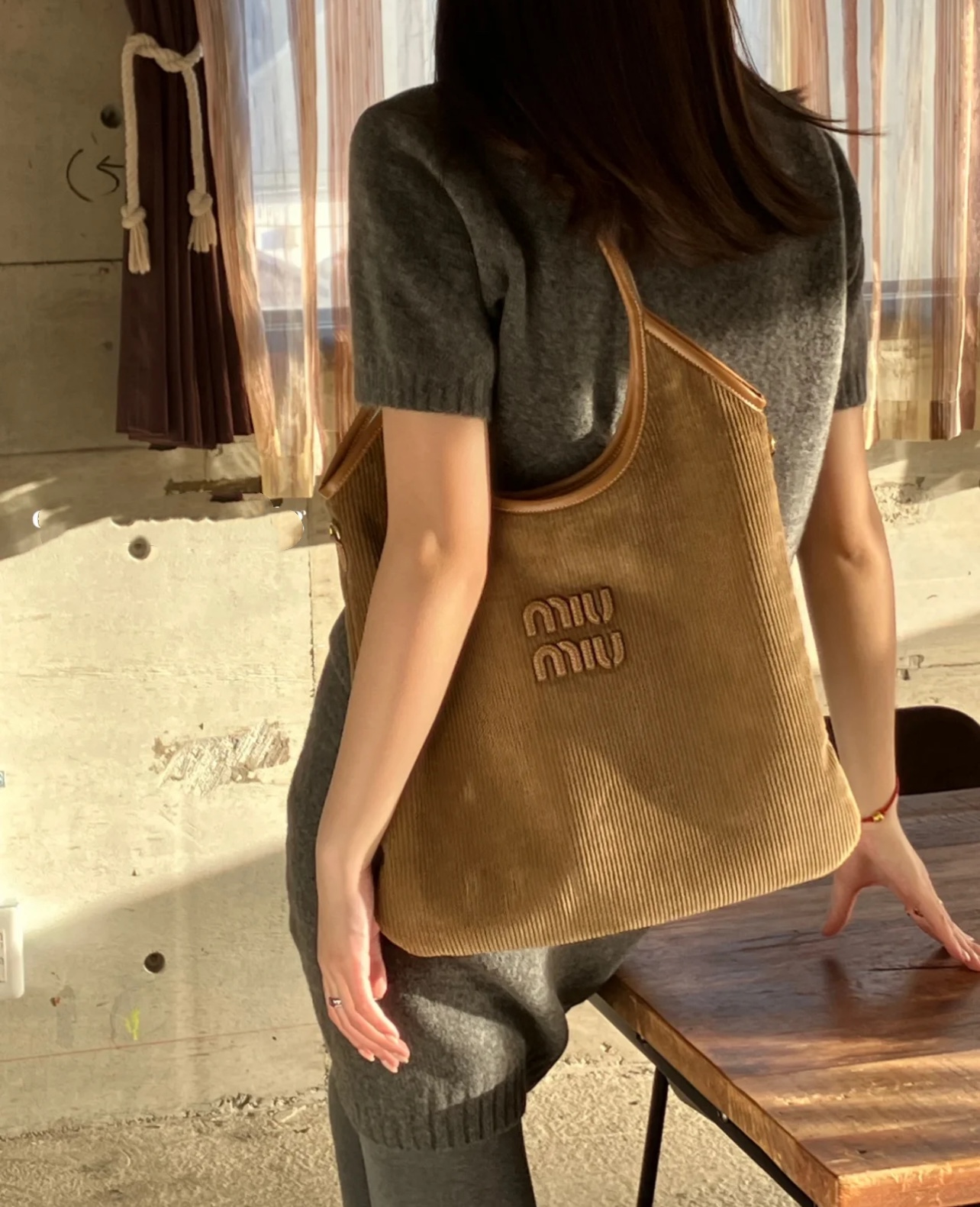 Featuring a sleek, minimalist silhouette, this shoulder bag seamlessly - Comprehensive 9
