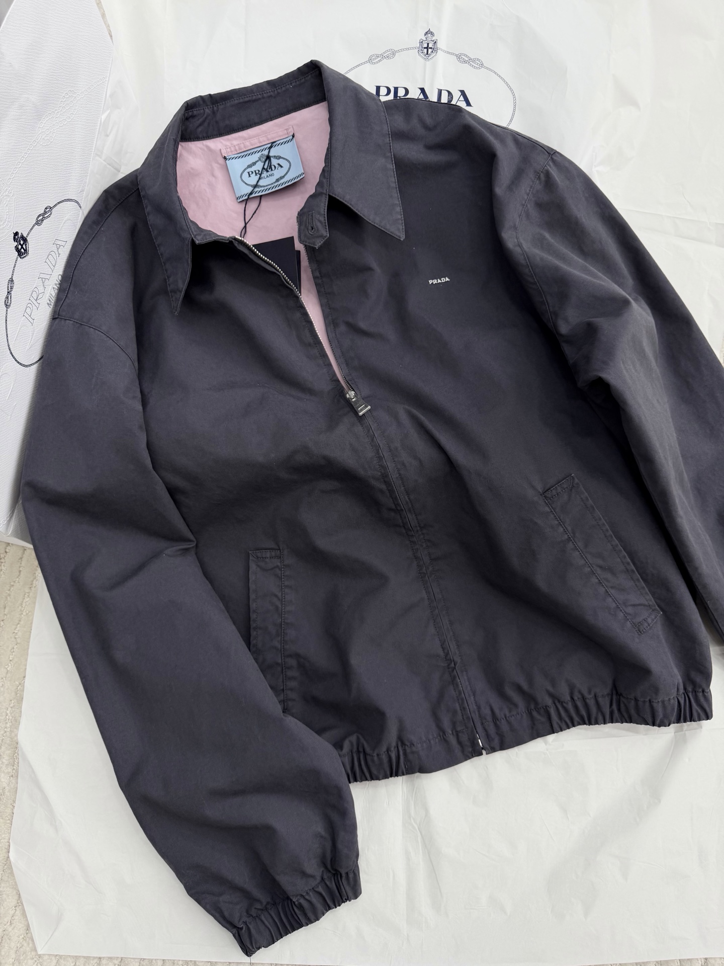 NO:800209,Original development~~ 26ss gray pink small label jacket with simple lapel + zipper design, elasticated cuffs and hem, practical and fashionable, pink and purple lining, contrasting details that are very recognizable, low-key with a bit of personality. Classic style, easy to control for both men and women, OK for commuting and leisure!  Comfortable and elegant, it is a must-have and versatile item for your autumn and winter wardrobe SML,,jackets & coats,19860909原版开发～～ 26ss 灰粉色小标夹克简约翻领+拉链设计,袖口和下摆松紧收口,实用又时髦,内衬粉紫色,撞色细节超有辨识度,低调中带点个性.版型经典,男女都能轻松驾驭,通勤休闲都OK！舒适又彰显品味,是秋冬衣橱必备百搭单品 SML,,jackets & coats,,Women's clothing