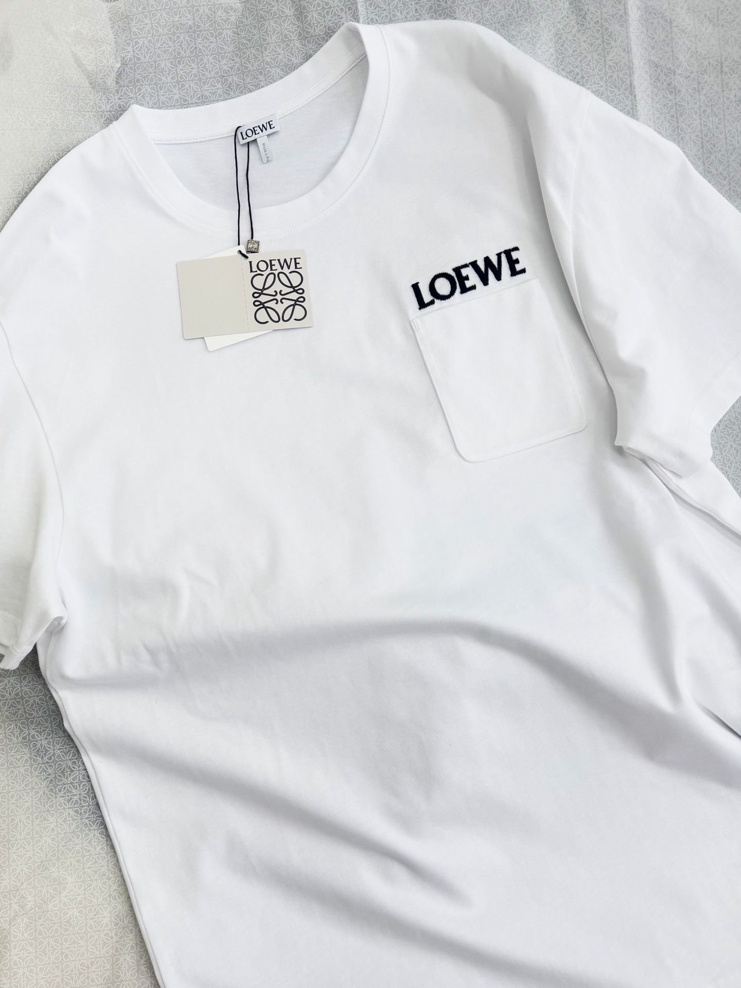 NO:803630,Originally developed and authentically shot, the 26ss Logo pocket short-sleeved T-shirt is made of high-quality pure cotton, soft and skin-friendly, and super comfortable to wear!  The small chest pocket + embroidered logo are simple and recognizable. The loose fit is suitable for a variety of body types. The white color is versatile and can be worn with jeans or casual pants. It can be easily worn for daily outings and casual occasions!  SML genuine photos, jeans, T-shirt, tees, t-shirt,19860909原版开发 正品实拍 26ss Logo口袋短袖T恤采用高品质纯棉,柔软亲肤,穿着超舒适！胸前小口袋+刺绣Logo,简约又有辨识度‘.宽松版型,包容多种身材,白色百搭,随手搭牛仔裤或休闲裤都很OK~日常出街、轻松场合都能轻松驾驭！SML 正品实拍,,jeans,T-shirt,tees，t-shirt,,Women's clothing