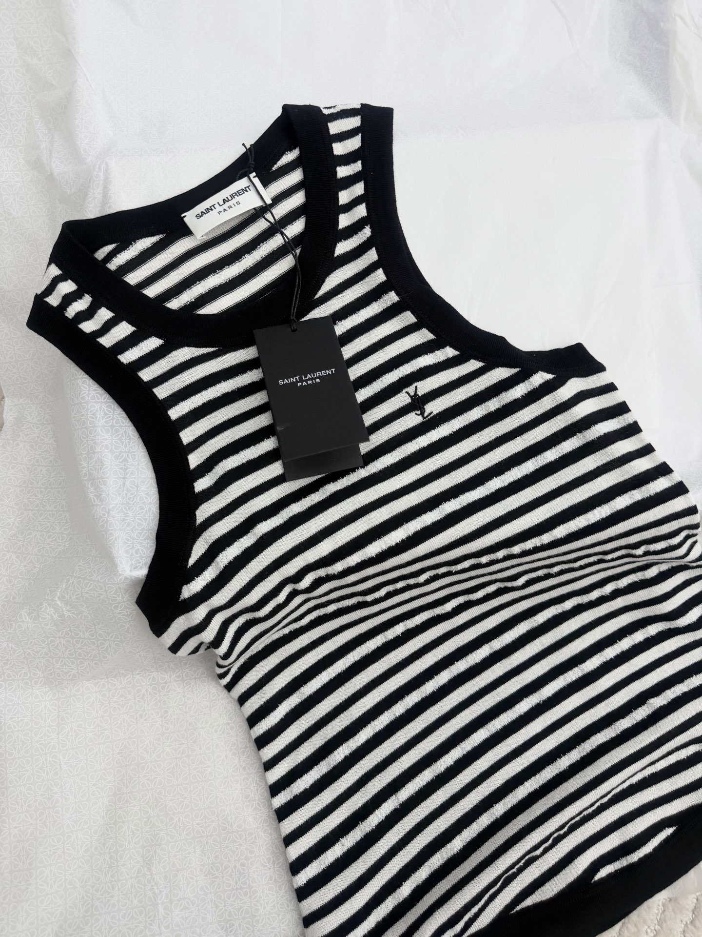 NO:801235,Original development~~ Saint Laurent striped knitted vest in classic black and white color + elastic knitted fabric, soft and comfortable, close-fitting and breathable. Sleeveless round neck design, brand embroidery on the chest, perfect details!  The stripe element is derived from navy style, which is slim and versatile. It can be worn alone or layered. It is a must-have for spring and summer wardrobes!  It can be easily used for daily outings and vacations. French simple style, get SML detailed pictures, saint laurent,19860909原版开发～～ Saint Laurent条纹针织背心经典黑白配色+弹力针织面料,柔软舒适,贴身又透气 无袖圆领设计,胸前有品牌刺绣,细节满分！条纹元素源自海军风,显瘦又百搭,单穿or叠穿都OK,春夏衣橱必备！日常出街、度假都能轻松驾驭,法式简约风get SML细节图实拍,,saint laurent,,Women's clothing