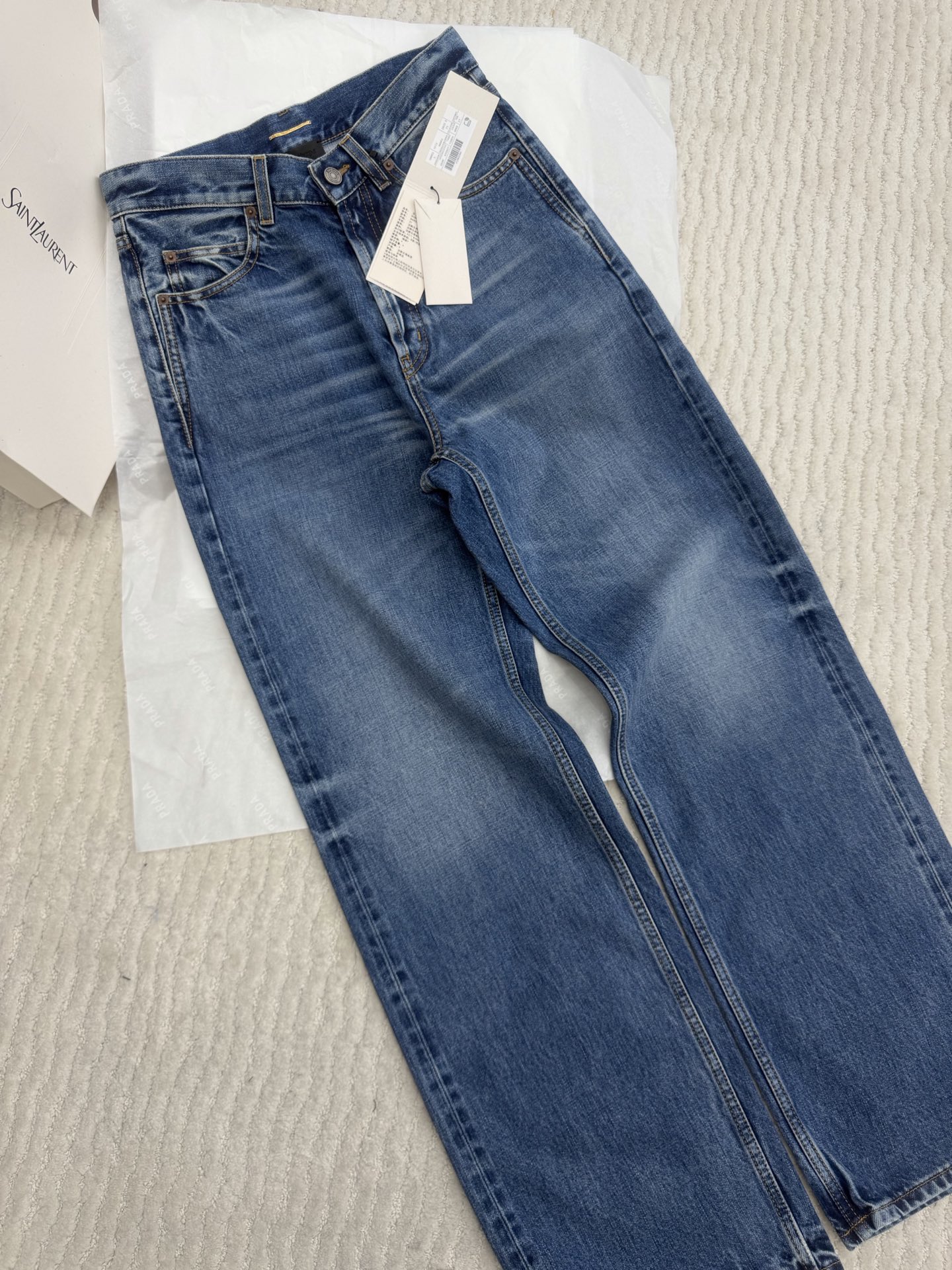 NO:801740,Authentic real shot ~ original development ~ 26SS retro washed high waist straight jeans with classic blue tone + natural whitening, full of retro feel!  The high-waist design modifies the waistline, the straight cut shows off the leg shape, the pear-shaped figure is friendly, and the crotch-covering effect is great for slimming down. The fabric is soft, comfortable and not tight, and can be easily used for commuting and leisure. It is versatile and looks good with sweaters, shirts, and knitted sweaters. It can be worn in all seasons. It is a must-have and practical item in the wardrobe!  SML authentic details,,jeans,sweaters,shirts,19860909正品实拍～原版开发～ 26SS 复古水洗高腰直筒牛仔裤经典蓝色调＋自然磨白,复古感满满！高腰设计修饰腰线,直筒剪裁超显腿型,梨形身材友好,遮胯显瘦效果超赞 面料柔软穿着舒适不紧绷,通勤休闲都能轻松驾驭.百搭属性,随便配毛衣、衬衫、针织衫都好看,四季都能穿,是衣橱必备实用单品！SML正品细节,,jeans,sweaters,shirts,,Women's clothing