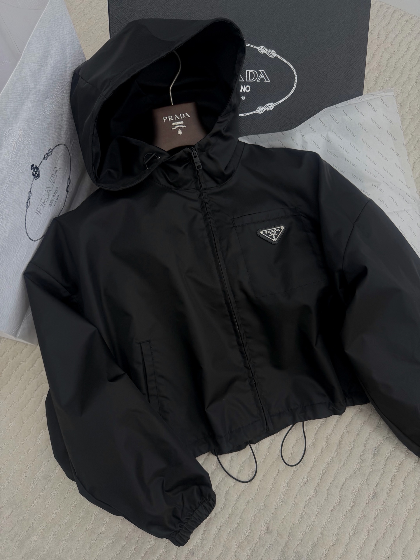 NO:802418,The originally developed 26ss short hooded jacket is lightweight and windproof. It has a classic triangular metal logo and is highly recognizable! 拉链+连帽设计,袖口和下摆弹性收口,穿着舒适又实用心.短款剪裁显腿长,随便搭都很时髦,休闲or运动风都能轻松驾驭～ SML 细节图实拍,,jackets & coats,jackets & coats,hats,19860909原版开发 26ss 短款连帽夹克外套轻便防风,有经典三角金属Logo,辨识度超高！拉链+连帽设计,袖口和下摆弹性收口,穿着舒适又实用心.短款剪裁显腿长,随便搭都很时髦,休闲or运动风都能轻松驾驭～ SML 细节图实拍,,jackets & coats,jackets & coats,hats,,Women's clothing