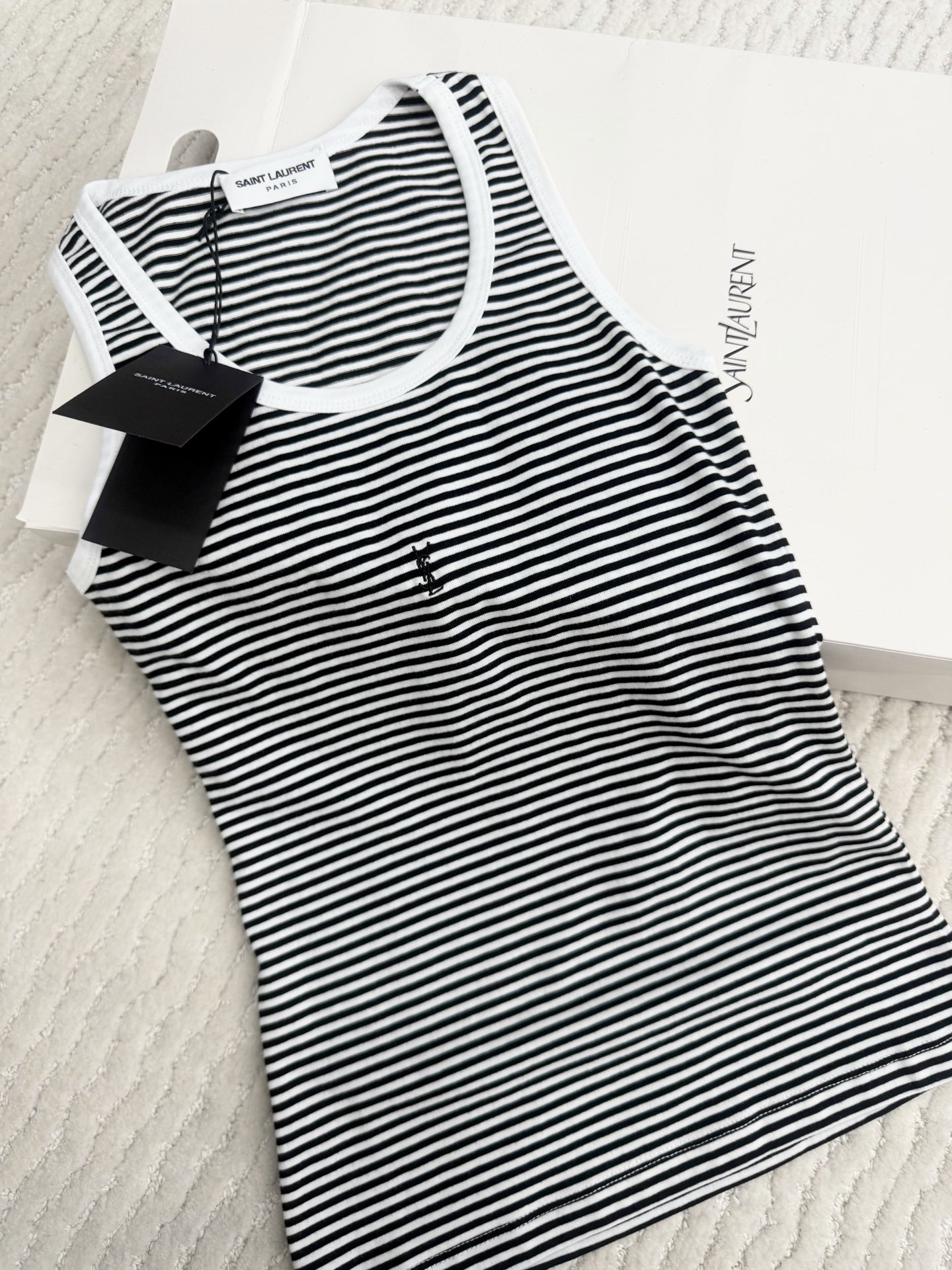 NO:801239,Original development~~ Black and white pinstripe knitted vest with iconic embroidered logo on the chest, highly recognizable!  Round neck sleeveless design, slim fit, can be worn alone or layered, easily create a simple and high-end feel. Classic and versatile, you can wear it with jeans or suit jackets to create a fashionable and relaxed atmosphere. SML detailed pictures, real photos, jeans, jackets & coats, business suit,19860909原版开发～～ 黑白细条纹针织背心 胸前有标志性刺绣logo,辨识度超高！圆领无袖设计,修身版型,单穿or内搭都很OK,轻松打造简约高级感.经典百搭,随手搭牛仔裤、西装外套都能穿出时髦松弛氛围 SML 细节图实拍,,jeans,jackets & coats,business suit,,Women's clothing