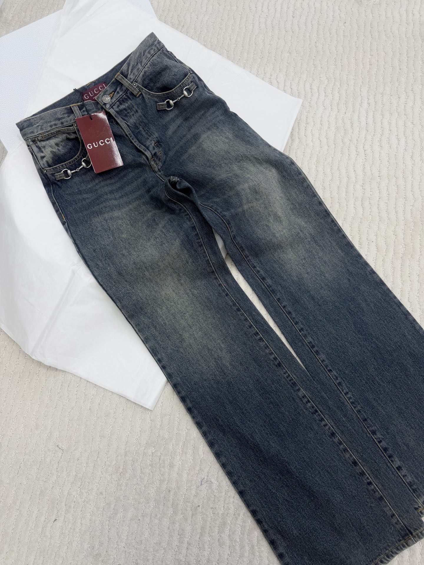 NO:800787,Original development ~ 26ss horsebit jeans, dark blue washed color, retro and distressed texture, great!  The waistband of the trousers is decorated with metal horsebits, which is luxurious and recognizable. The straight-leg trousers modify the leg shape, are fashionable and slimming, and are suitable for daily wear or street style. Pair them with leather short boots or sneakers to complete the look!  SML detailed pictures, boots, sneakers, jeans,19860909原版开发~ 26ss 马衔扣牛仔裤深蓝水洗色 复古做旧质感超赞！裤腰金属马衔扣装饰,奢华又有辨识度 直筒裤型修饰腿型,时髦又显瘦,日常穿搭或街头风都很合适.搭配皮质短靴或运动鞋,造型感直接拉满！SML细节图实拍,,boots,sneakers,jeans,,Women's clothing
