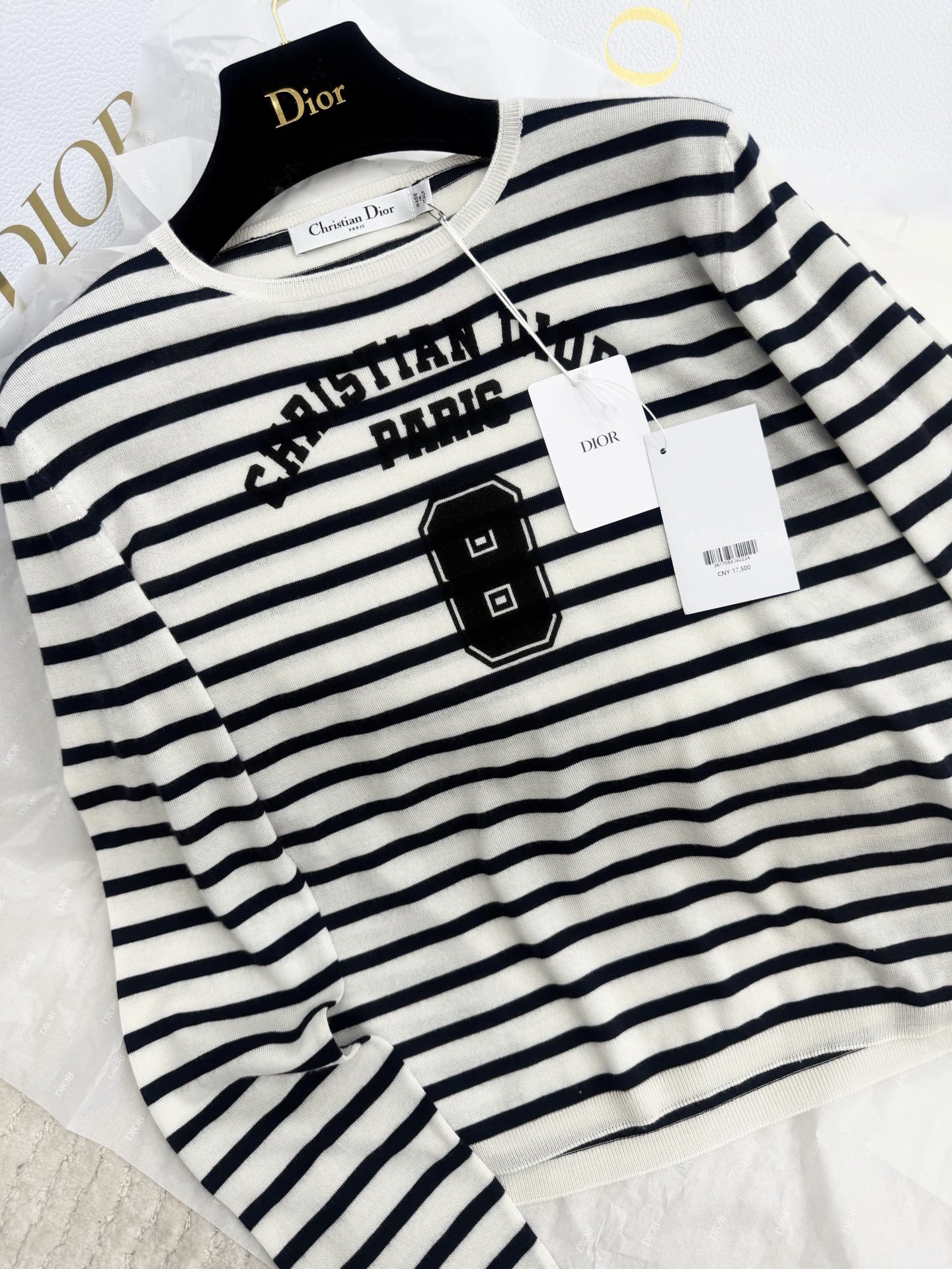 NO:803629,Original development, genuine real shot, 26ss striped sweater, ultra-fine cashmere mulberry silk fabric, very comfortable and textured~~ black and white stripes + 'CHRISTIAN DIOR PARIS' letters on the chest. Navy stripes are classic and versatile, go well with jeans, wide-leg pants, skirts, easy to switch casual or retro style~can be easily controlled for daily commuting and dating, fashionable and refined everyday SML authentic real shot,, dior, skirts, jeans,19860909原版开发 正品实拍 26ss 条纹针织衫超细支山羊绒桑蚕丝面料 非常舒适且有质感～～黑白条纹+胸前“CHRISTIAN DIOR PARIS”字母 海军条纹经典百搭,配牛仔裤、阔腿裤、半裙都很出彩,轻松切换休闲or复古风～日常通勤、约会都能轻松驾驭,时髦精的日常精致感 SML 正品实拍,,dior,skirts,jeans,,Women's clothing