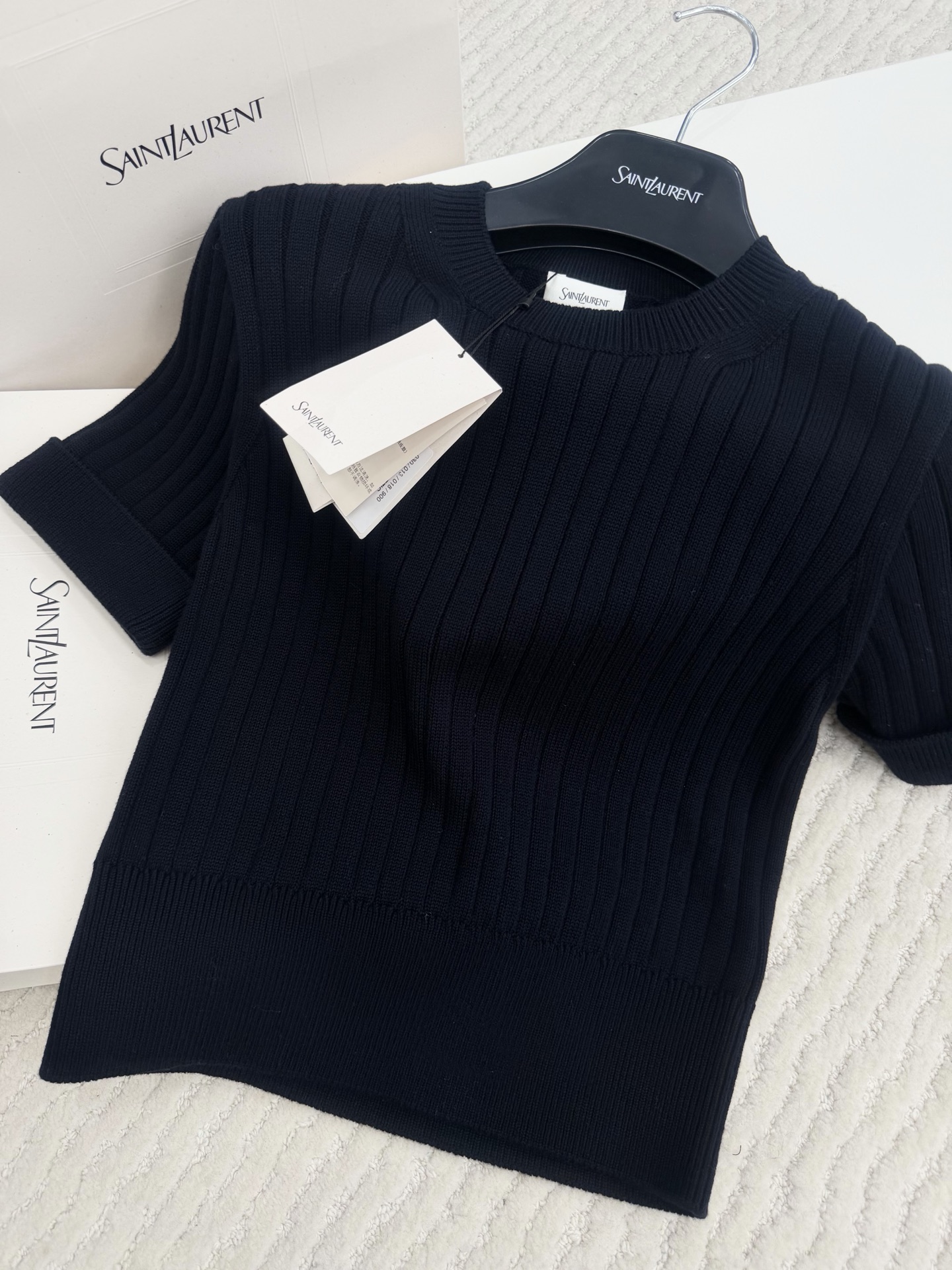 NO:801236,Original development, real shot~~ 26ss vertical striped knitted short-sleeved vertical striped design makes you slim and flatters your figure. The round neck is simple and elegant, the cuffs are slightly rolled, and full of details. It can be easily controlled whether it is commuting or leisure, and it is a fashionable must-have item that looks great with jeans or skirts!  SML genuine photos, skirts, jeans, T-shirts,19860909原版开发 正品实拍～～ 26ss 竖条纹针织短袖竖条纹设计显瘦又修饰身形,圆领简约大方,袖口微卷边,细节感满满.无论通勤还是休闲都能轻松驾驭,搭配牛仔裤或半裙都很出彩时髦的必备单品！SML 正品实拍,,skirts,jeans,T-shirt,,Women's clothing