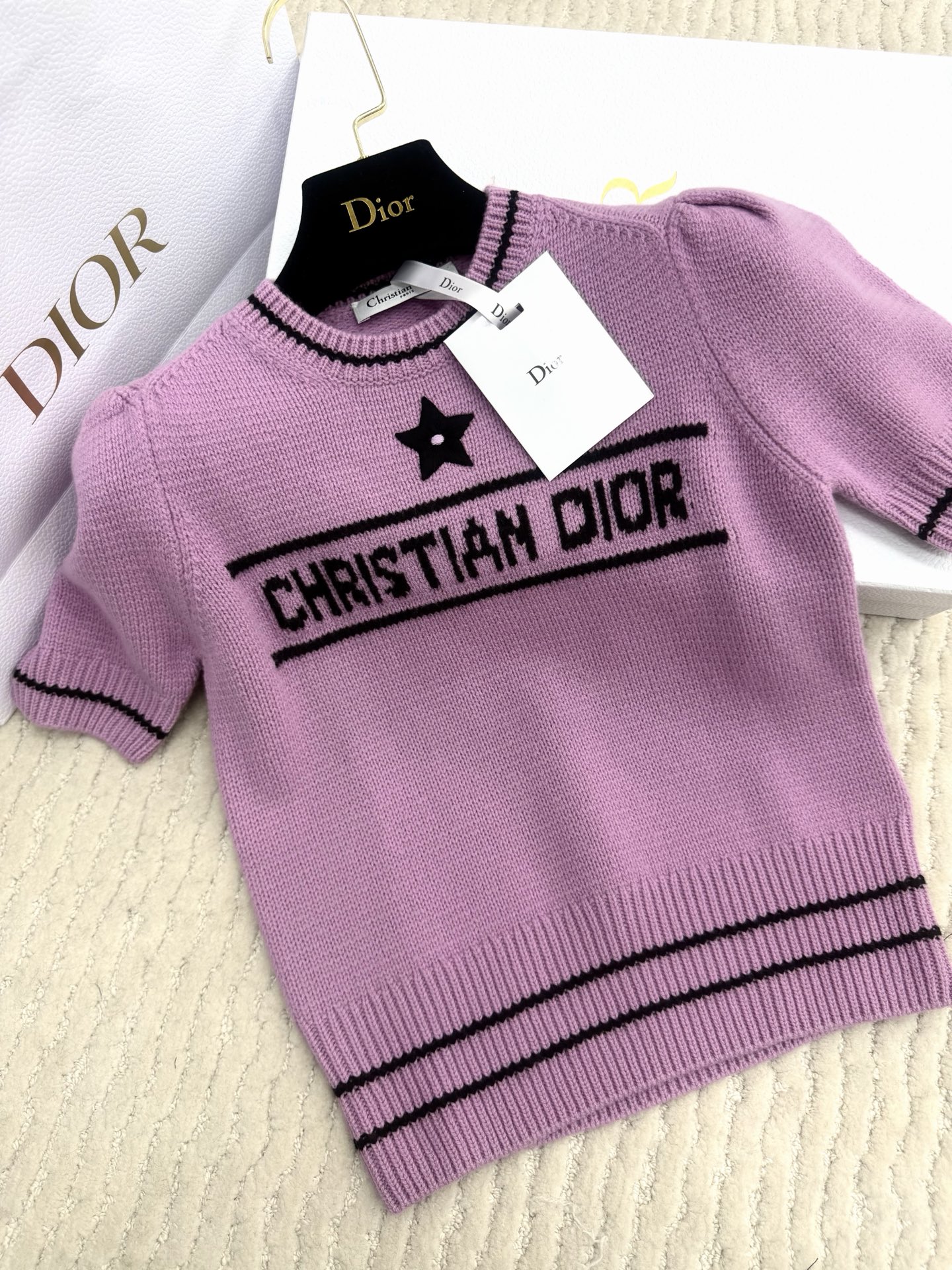 NO:806221,Original development~~ The Dior Lucky Star series knitted short-sleeves are made of high-quality wool, soft and comfortable to the touch. The main color is lavender + 'Christian Dior' letters and star patterns on the chest, with perfect brand recognition. The round neck design is simple and elegant, with black stripes on the cuffs and hem, and a sense of layering! It can be easily managed in daily casual or light luxury occasions, and its elegant temperament can be obtained by SML, detailed pictures, dior, T-shirt,19860909原版开发～～ Dior幸运星系列针织短袖采用高品质羊毛,触感柔软舒适 淡紫色主色调+胸前“Christian Dior”字母和星星图案,品牌辦识度满分.圆领设计简约大方,袖口和下摆黑色条纹点缀,层次感UP！日常休闲或轻奢场合都能轻松驾驭,优雅气质get SML 细节图实拍,,dior,T-shirt,,Women's clothing