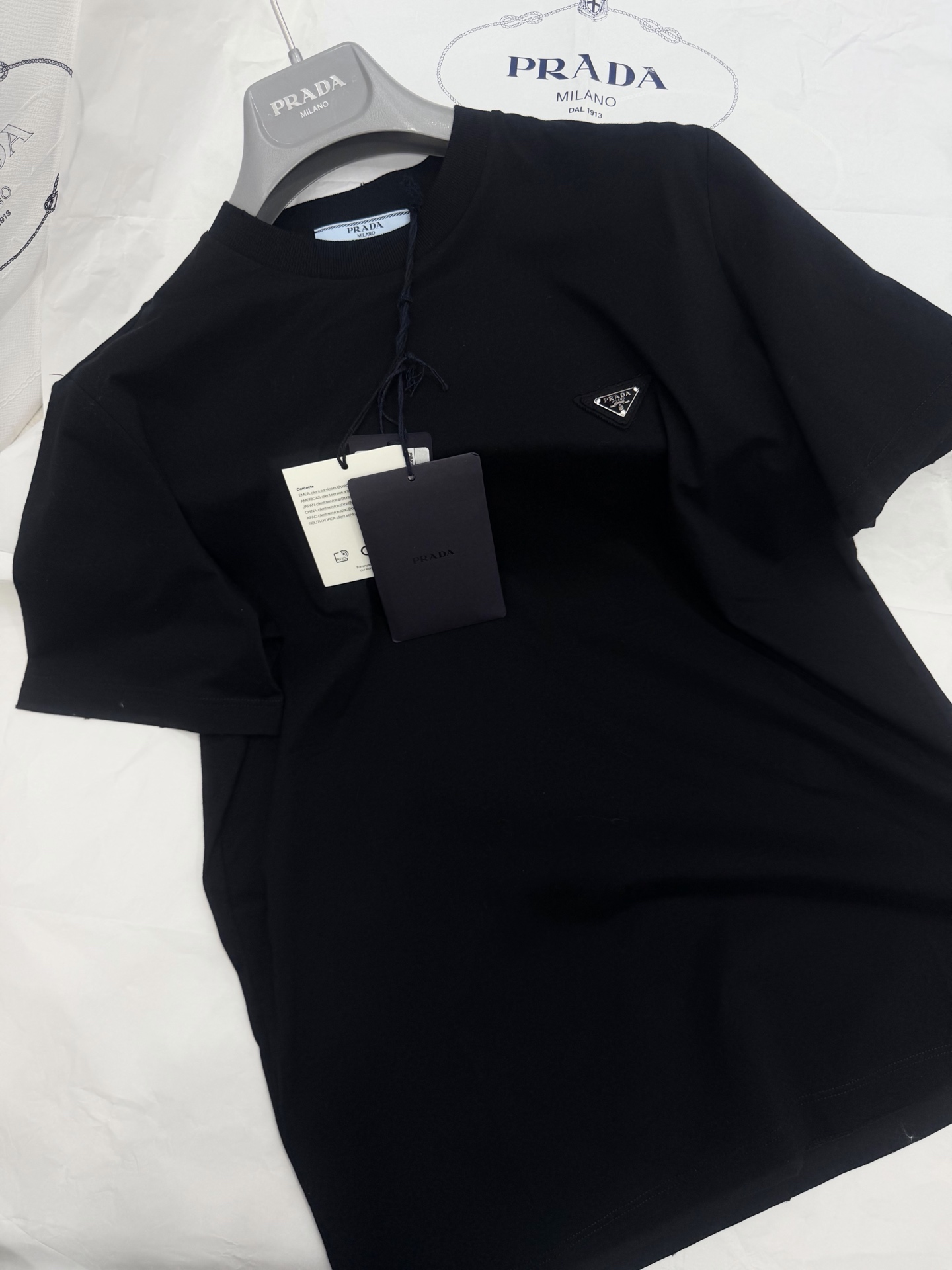 NO:799710,Original development, genuine real shot~~ 26ss black triangle logo short-sleeved T-shirt, classic black + triangle logo on the chest, low-key and recognizable. High-quality pure cotton, soft and breathable, super comfortable to wear in spring and summer!  Simple and versatile, it can be easily used for commuting and leisure. The black color is slim and high-end, and looks good with any combination. SML authentic details, T-shirt, tees, t-shirt,19860909原版开发 正品实拍～～ 26ss 黑色三角标短袖T恤经典黑色+胸前三角徽标,低调又有辨识度 高品质纯棉,柔软透气,春夏穿超舒服！简约百搭,通勤休闲都能轻松驾驭 黑色显瘦又高级,怎么搭都好看 SML 正品细节,,T-shirt,tees，t-shirt,,Women's clothing