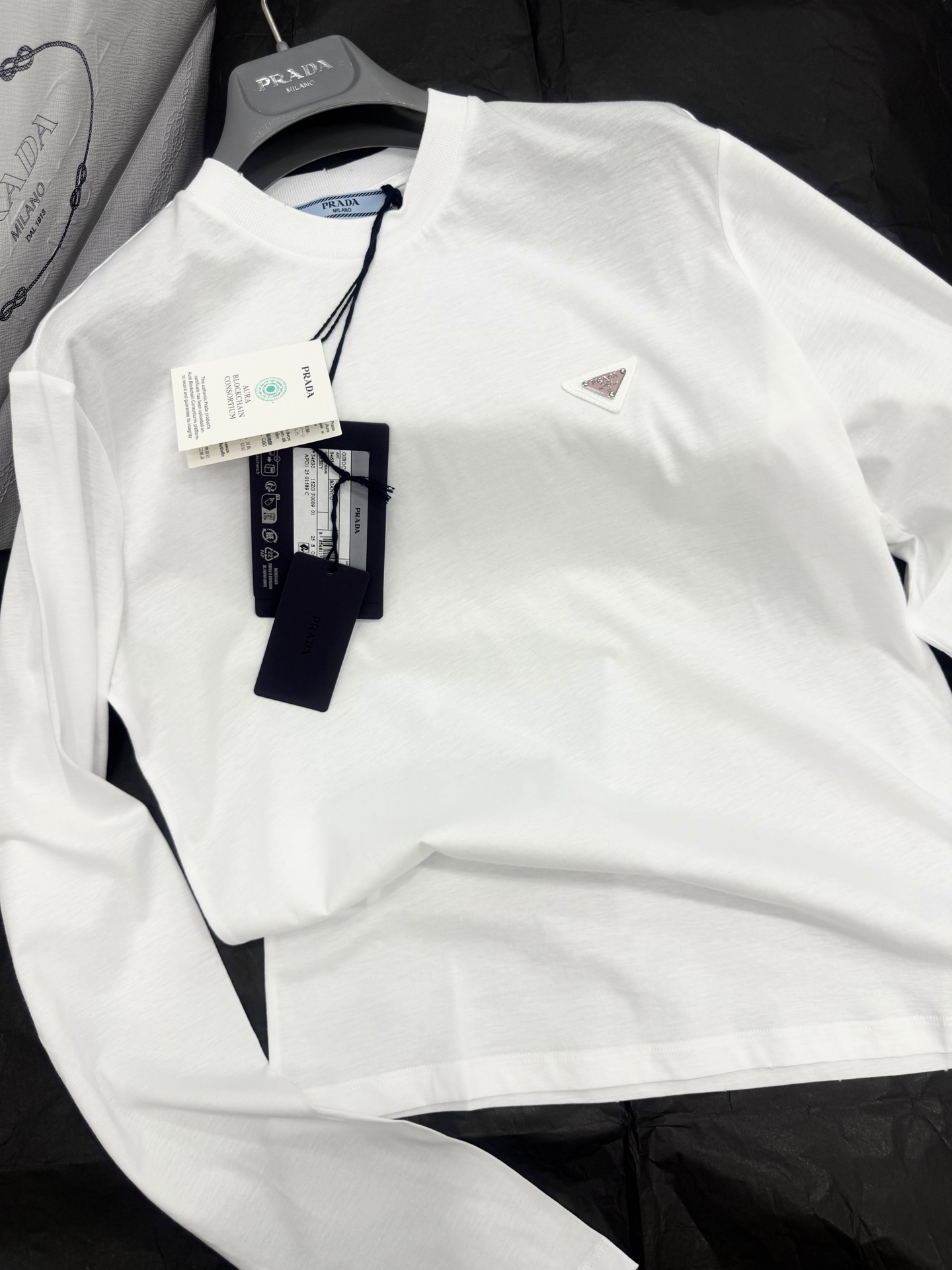 NO:799714,Original development, genuine photos~~ 26ss pink label white long-sleeved T-shirt is made of high-quality cotton, soft and breathable, super comfortable for daily wear!  The triangular logo on the chest is low-key and recognizable, simple and versatile, and looks good with any outfit. The round neck design is OK to wear alone or layered, and can easily cope with various occasions. SML authentic details, tees, t-shirts,19860909原版开发 正品实拍～～ 26ss 粉标白色长袖T恤采用高品质棉料,柔软又透气,日常穿着超舒适！胸前三角徽标低调有辨识度,简约百搭,怎么搭都好看 圆领设计,单穿或内搭都很OK,轻松应对各种场合 SML 正品细节,,tees，t-shirt,,Women's clothing