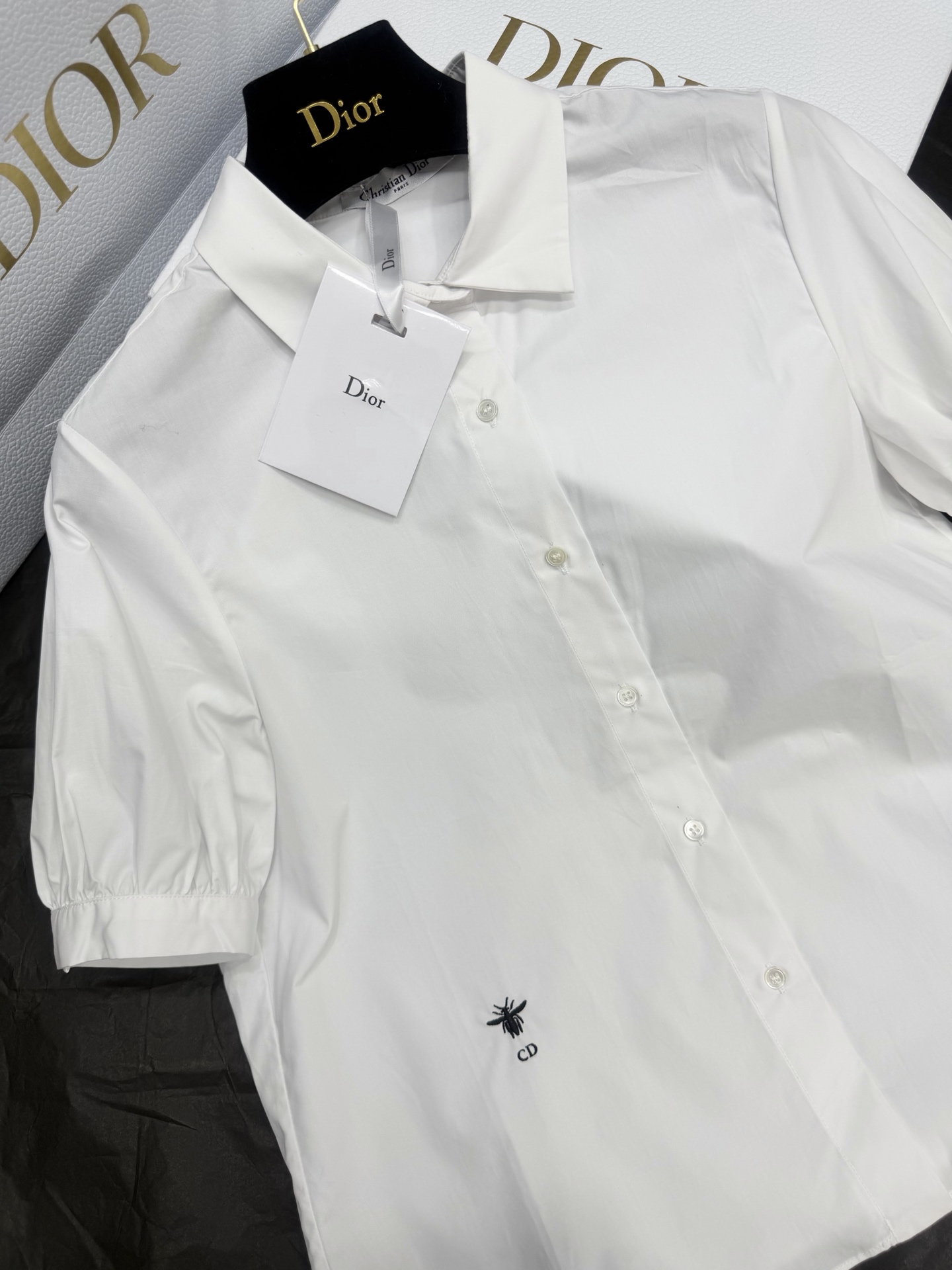 NO:800795,Original development~~ The bee embroidered shirt is made of soft and breathable pure cotton fabric. The main color is white + little bee embroidery. The details are perfect~~ The puff sleeves are elegant and design-like, and the micro-fitting tailoring makes you slim and not unflattering. It can be easily used for daily commuting and dating. Pair it with high-waisted pants or skirts, and you can get French elegance easily!  SML detailed pictures, skirts, shirts,19860909原版开发～～ 蜜蜂刺绣衬衫选用纯棉面料柔软透气 白色主色+小蜜蜂刺绣,细节满分～～泡泡袖优雅又有设计感,微合身剪裁显瘦不挑人.日常通勤、约会都能轻松驾驭,搭配高腰裤或半裙,法式优雅轻松get！ SML 细节图实拍,,skirts,shirts,,Women's clothing