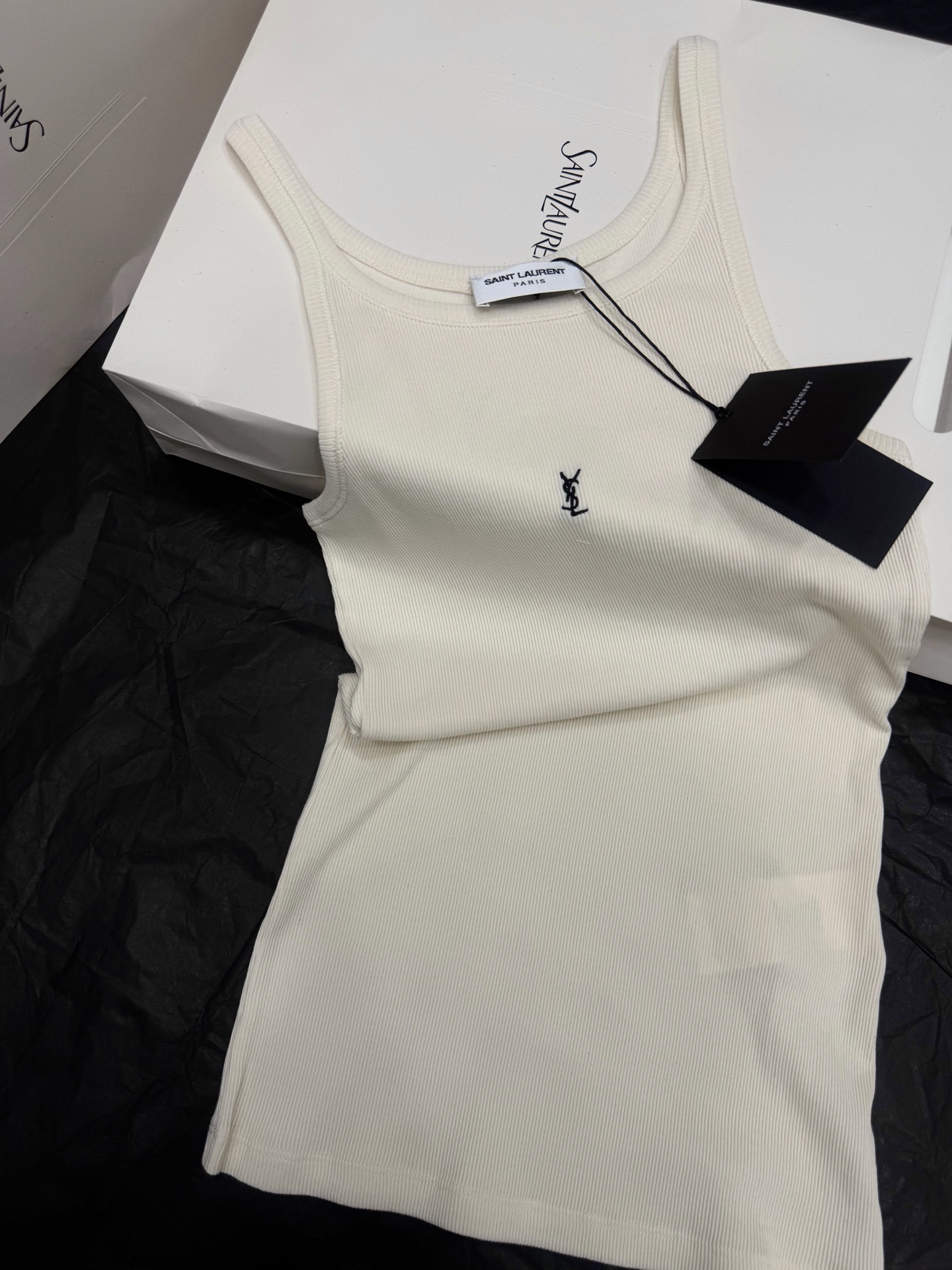 NO:801240,Original development ~~ Saint Laurent milky white knitted vest with vertical ribs is soft and elastic, fits the body shape and is super slimming!  Black YSL embroidery on the chest, low-key and recognizable. Wide shoulder straps + curved neckline, modify the shoulder and neck lines, super friendly to cover the side breasts~Versatile attribute, can be worn alone or layered, easy to switch between French elegance or casual style. SML detailed photos, saint laurent, saint laurent,19860909原版开发～～ Saint Laurent奶白色针织背心竖条罗纹柔软有弹性,贴合身形超显瘦！胸前黑色YSL刺绣,低调又有辨识度 宽肩带+弧形领口,修饰肩颈线条,遮副乳超友好～百搭属性,单穿or内搭都OK,轻松切换法式优雅or休闲风 SML 细节图实拍,,saint laurent,saint laurent,,Women's clothing