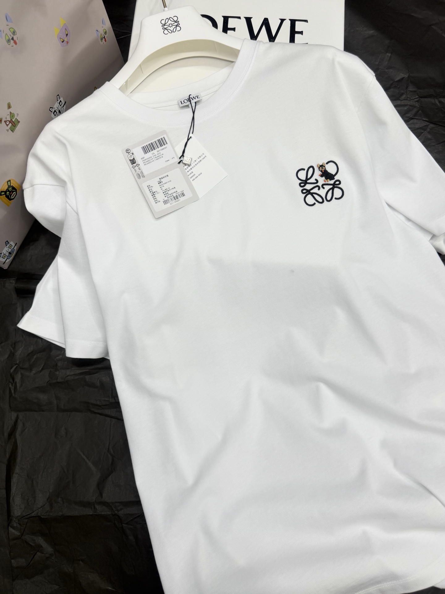 NO:803641,Authentic real shot ~ original development ~ 26ss embroidered short-sleeved T-shirt is made of high-density pure cotton, soft and breathable, super comfortable to wear in spring and summer!  White simple design + Anagram embroidery on the left chest. Recognizable Oversize version, easy to control, versatile to wear alone or inside. Exquisite embroidery craftsmanship, must pay attention to details. SML genuine real shot, versace, T-shirt, tees, t-shirt,19860909正品实拍～原版开发～ 26ss 刺绣短袖T恤采用高密度纯棉,柔软透气,春夏穿超舒服！白色简约设计+左胸Anagram刺绣 具有辨识度 Oversize版型,轻松驾驭,单穿或内搭都很百搭 刺绣工艺精致,细节控必入 SML正品实拍,,versace,T-shirt,tees，t-shirt,,Women's clothing