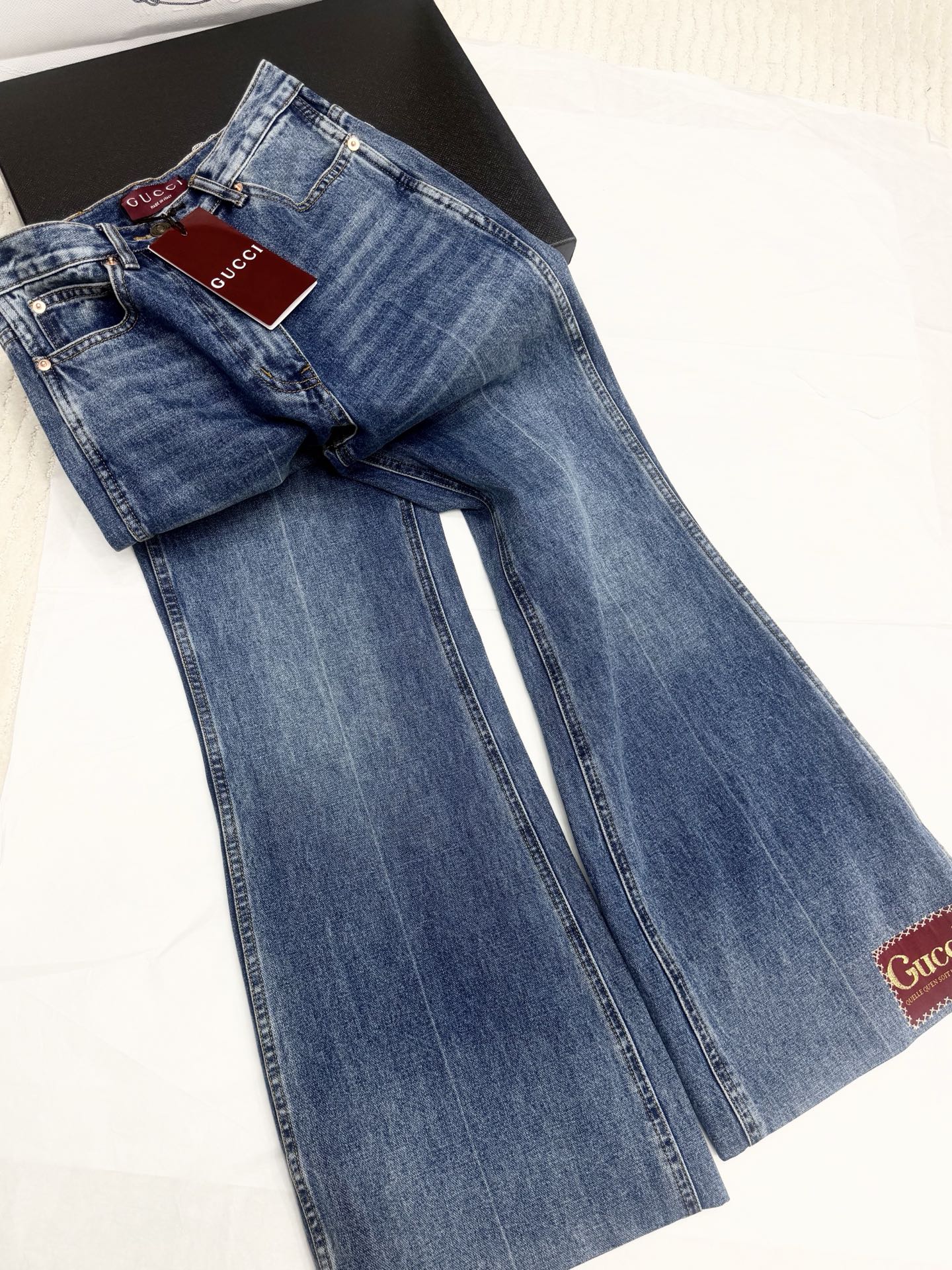 NO:800781,Original development~~ Classic retro bootcut jeans are made of classic blue washed denim, which is soft and elastic and super comfortable to wear!  The high-waisted and slightly flared design modifies the leg shape, elongates the proportions, and makes you look slimmer and taller. The trousers have Gucci embroidered logo on the legs, which is full of details and full of brand feel. It can be easily used for daily commuting and leisure. Pair it with a short top or shirt to get a retro and fashionable look easily!  SML detailed pictures, gucci, jeans, shirts,19860909原版开发～～ 经典款复古微喇牛仔裤采用经典蓝色水洗牛仔布,质地柔软有弹性,穿着超舒适！高腰微喇设计,修饰腿型,拉长比例,显瘦显高‘.裤脚有Gucci刺绣标志,细节满分,品牌感十足.日常通勤、休闲都能轻松驾驭,搭配短上衣或衬衫,复古时髦感轻松get！SML 细节图实拍,,gucci,jeans,shirts,,Women's clothing