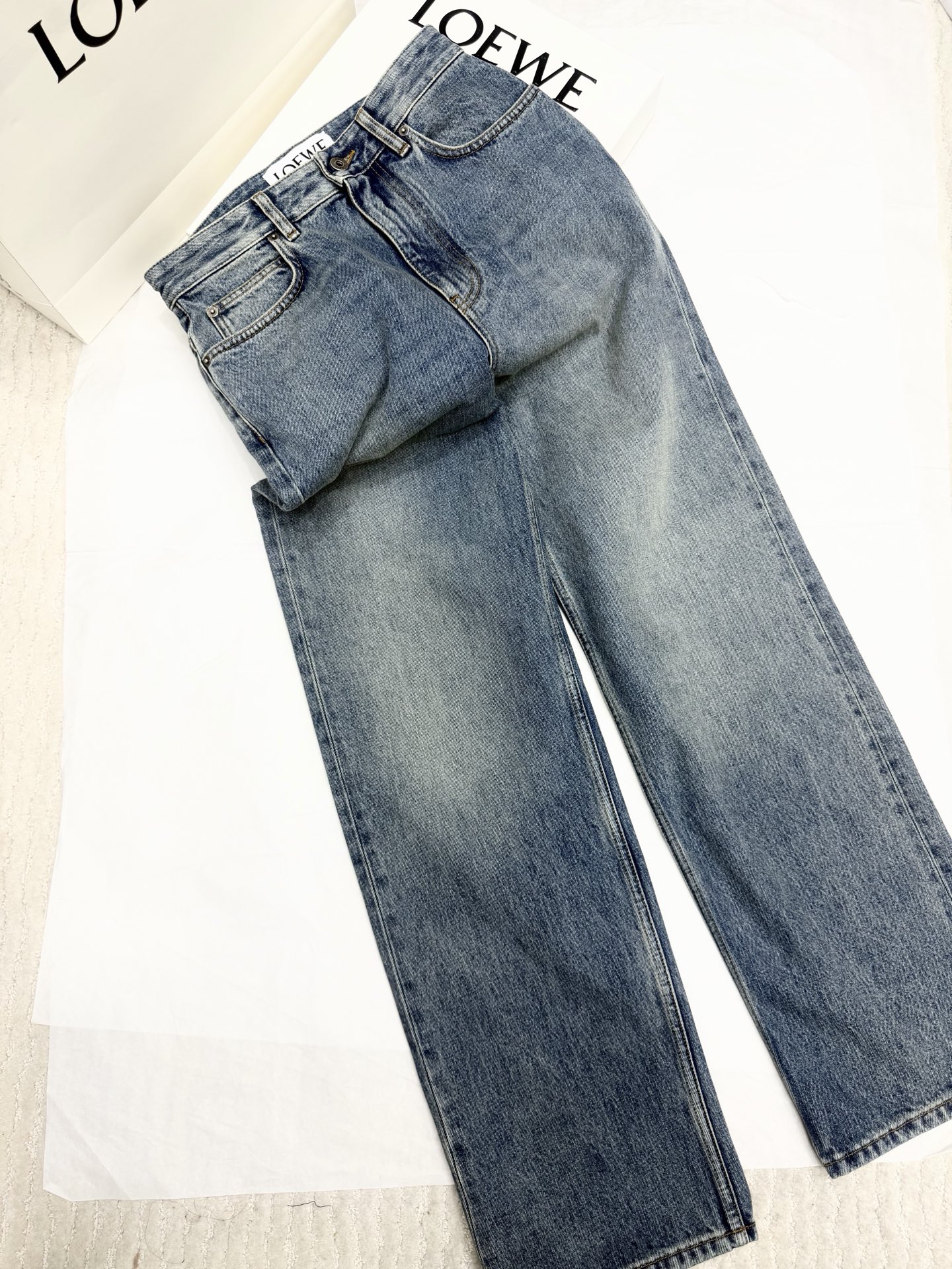 NO:803634,Authentic real shot~Original development~ 26ss Logo embroidered jeans are made of high-quality denim, classic blue washing process, full of retro feel. The Anagram embroidery on the back pocket is super recognizable, with exquisite details and full sense of craftsmanship. Straight cut, comfortable and fashionable, can be easily managed in daily casual or street style. Pair it with a simple top or sneakers, and you can easily get a high-end look. SML authentic details, sneakers, jeans,19860909正品实拍～原版开发～ 26ss Logo刺绣牛仔裤采用高品质牛仔布,经典蓝色水洗工艺,复古感满满.后袋Anagram刺绣超有辨识度,细节精致,工艺感十足.直筒剪裁,舒适又时髦,日常休闲或街头风都能轻松驾驭.搭配简约上衣或运动鞋,轻松get高级感穿搭SML正品细节,,sneakers,jeans,,Women's clothing