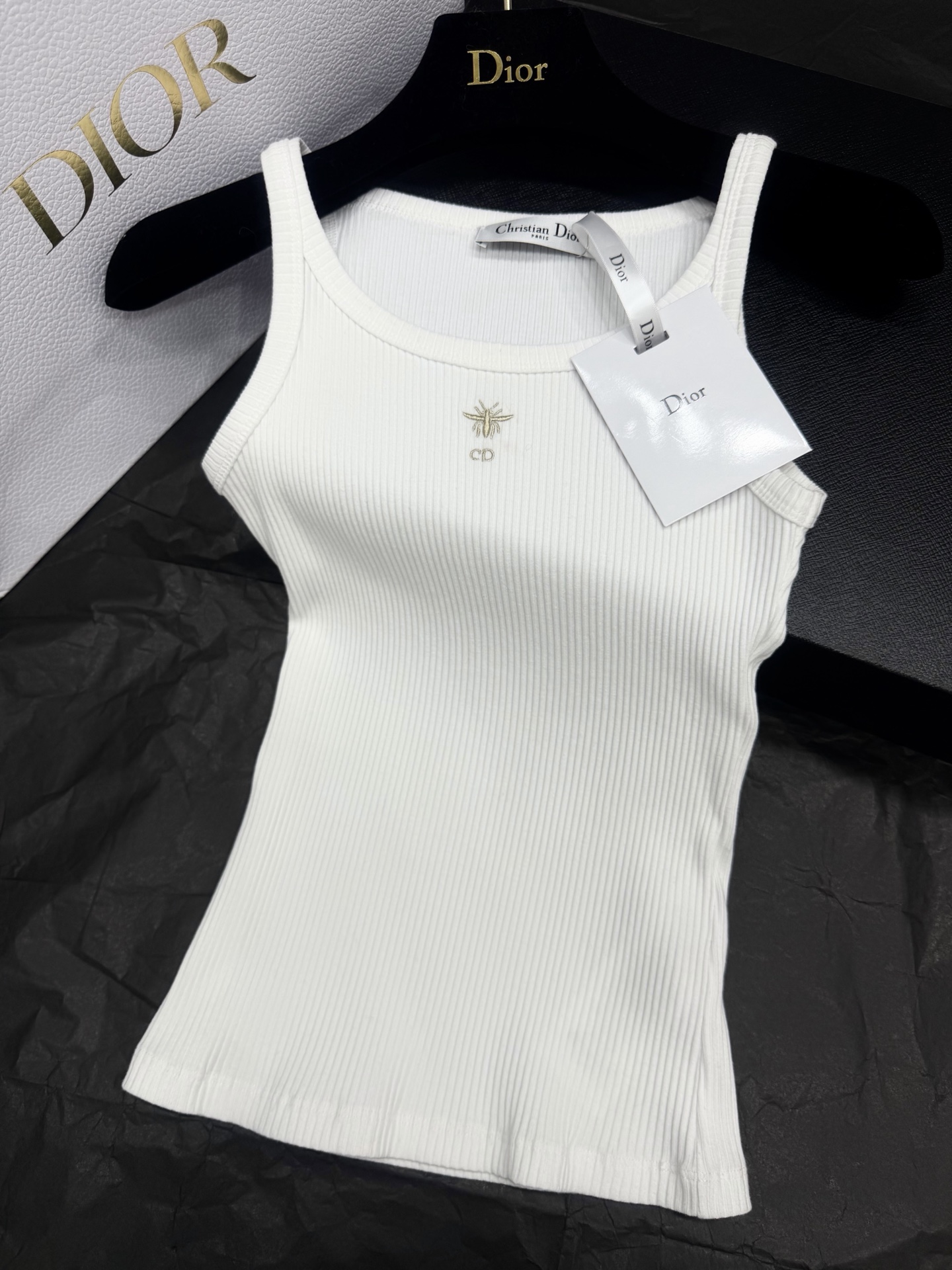 NO:835701,Original development~~ Classic gold thread bee embroidered vest with vertical stripes design to slim and slim, and the metal CD logo on the chest is very recognizable. Sleeveless round neck cut, simple and elegant, perfect to wear alone or layered with!  The fabric is soft and comfortable and very suitable for wearing ~ Whether worn with a suit jacket or high-waisted pants, you can easily create a high-end look SML,,jackets & coats,business suit,19860909原版开发～～ 经典款金丝线蜜蜂刺绣背心竖条纹设计修身显瘦,胸前金属CD标志超有辨识度.无袖圆领剪裁,简约优雅,单穿或内搭都很OK！面料柔软舒适穿着超适合～无论搭西装外套还是高腰裤,都能轻松打造高级感穿搭 SML,,jackets & coats,business suit,,Women's clothing