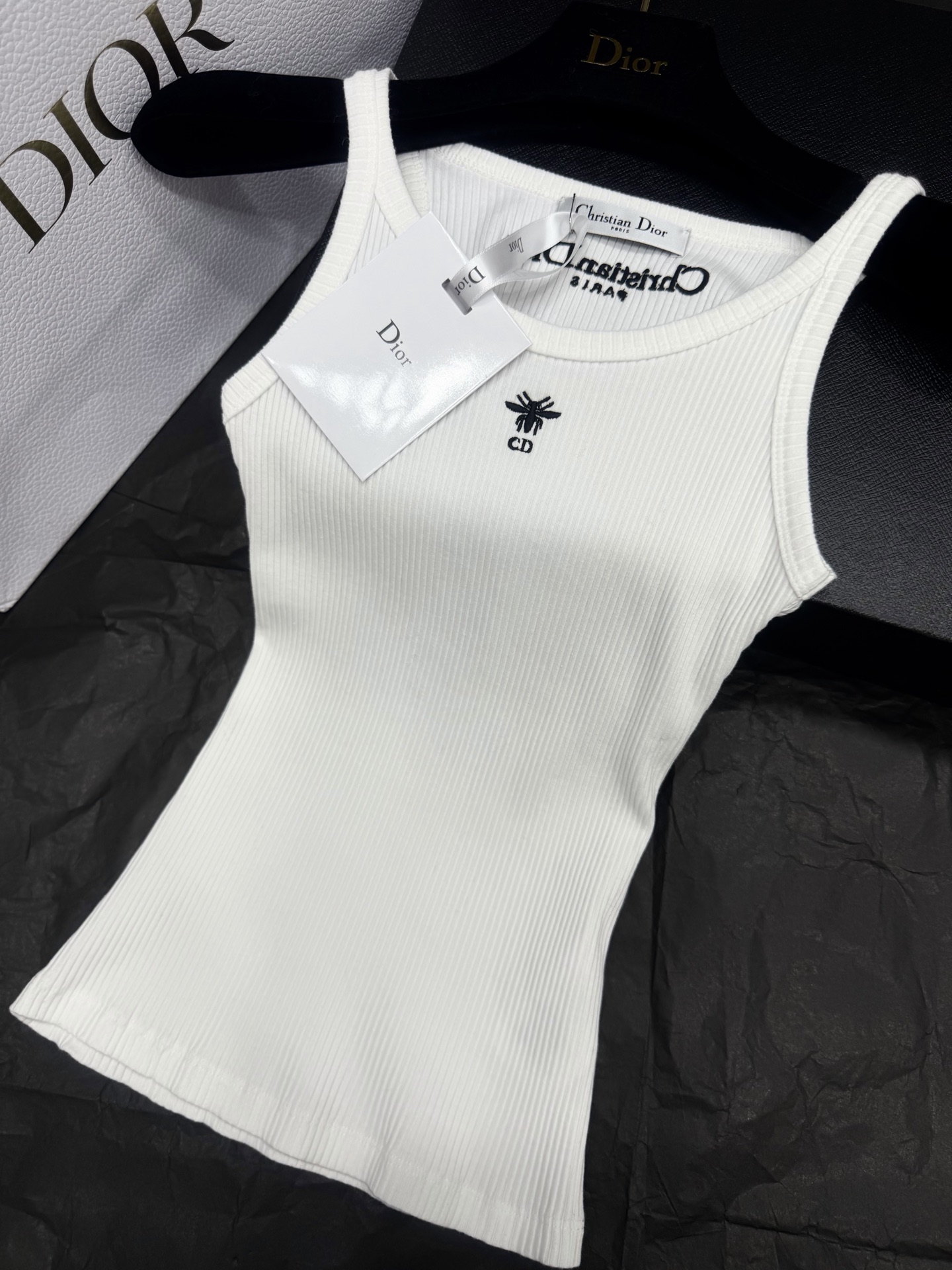 NO:860340,Original development~~ The classic bee embroidered knitted vest is made of skin-friendly pitted texture fabric, with a slim fit that shows off your figure. Black CD letters + embroidery on the chest, perfect for recognition. Versatile artifact, it looks great whether worn alone or inside a suit or jacket, easily enhancing the sense of layering. SML,,jackets & coats,business suit,19860909原版开发～～ 经典款蜜蜂刺绣针织背心采用亲肤坑条纹理面料,修身版型超显身材.胸前黑色CD字母+刺绣,辨识度满分.百搭神器,无论单穿还是做西装、夹克内搭都很出彩,轻松提升穿搭层次感 SML,,jackets & coats,business suit,,Women's clothing