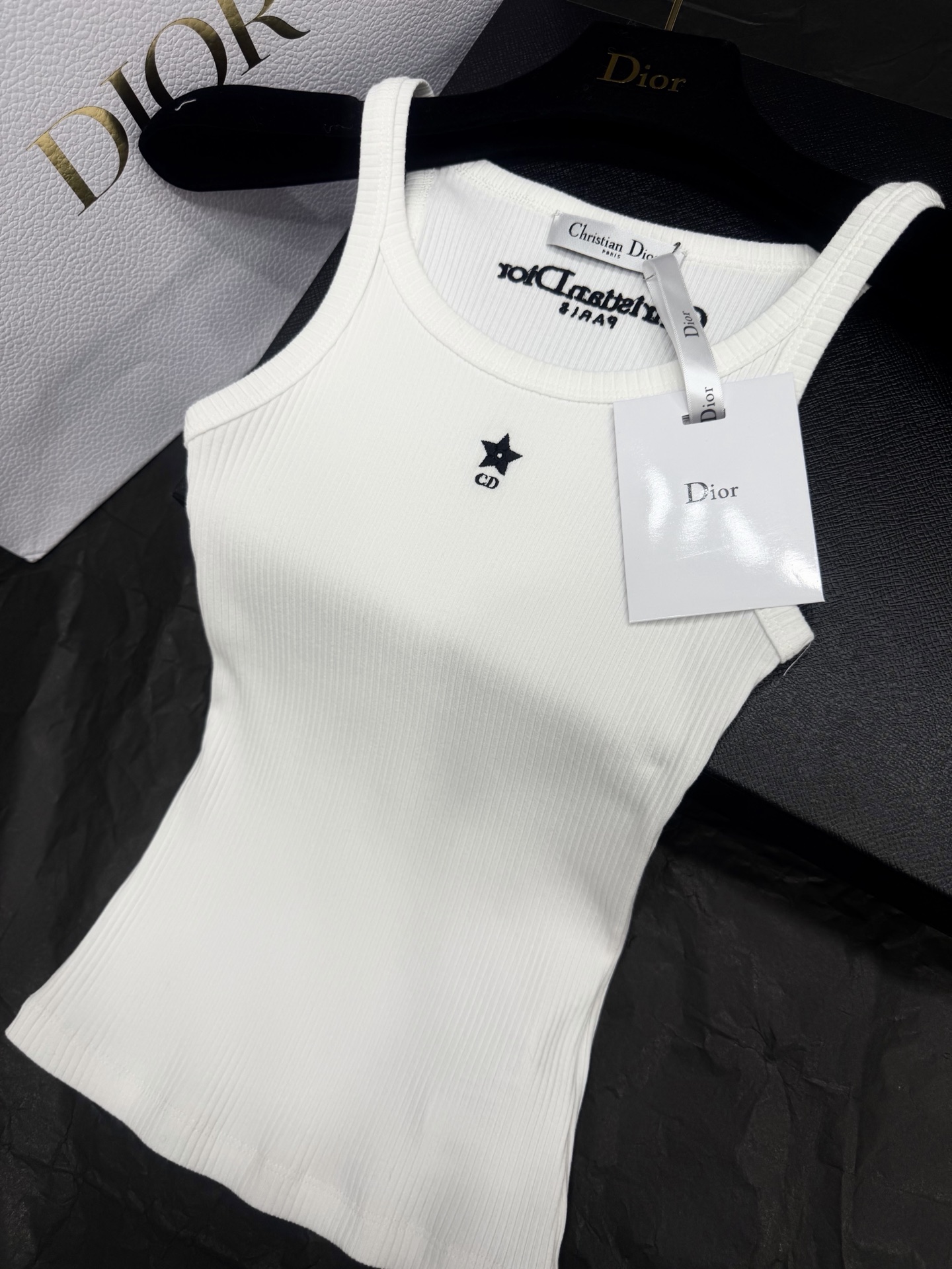 NO:867393,Original development~~ The classic five-pointed star embroidered knitted vest is made of skin-friendly pitted texture fabric, with a slim fit that shows off your figure. The black CD letter + embroidery on the chest is highly recognizable. It is a versatile artifact, whether worn alone or inside a suit or jacket, it can easily enhance the layering of your outfit. SML,,jackets & coats,business suit,19860909原版开发～～ 经典款五角星刺绣针织背心采用亲肤坑条纹理面料,修身版型超显身材.胸前黑色CD字母+刺绣,辨识度满分.百搭神器,无论单穿还是做西装、夹克内搭都很出彩,轻松提升穿搭层次感 SML,,jackets & coats,business suit,,Women's clothing
