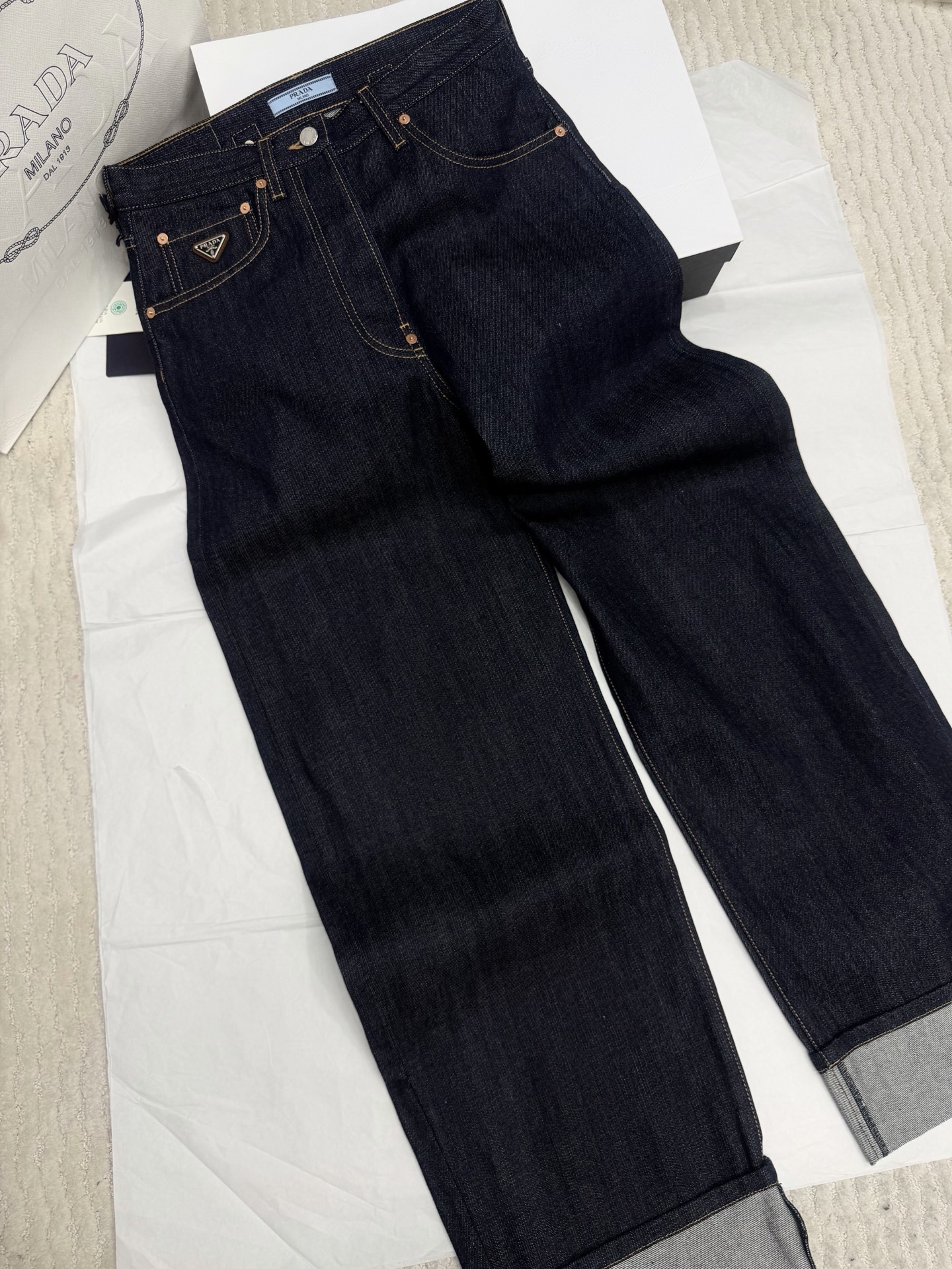 NO:799702,Authentic real shot~Original development~ Denim jeans are made of high-quality raw-color denim, and the red ear process allows the unique red selvedge to be exposed when the trouser legs are cuffed, which is highly recognizable. The straight version and neat tailoring are suitable for a variety of body types, comfortable to wear and show off the shape of the legs. The fabric is thick and wear-resistant, and has a retro feel when worn over time. It can be easily worn for daily commuting or leisure. Pair it with a simple top or workwear-style items to easily create a high-end retro-style outfit. SML authentic details,,jeans,19860909正品实拍～原版开发～ 丹宁牛仔裤采用高品质原色丹宁布,赤耳工艺让裤脚翻边时露出独特红色织边,辨识度超高.直筒版型,剪裁利落,适合多种身材,穿着舒适又显腿型.面料厚实耐磨,越穿越有复古感,日常通勤或休闲都能轻松驾驭.搭配简约上衣或工装风单品,轻松打造高级复古风穿搭 SML正品细节,,jeans,,Women's clothing