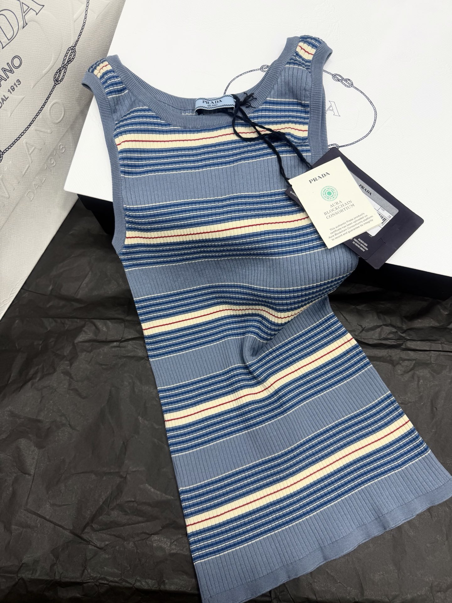 NO:800230,Original development~~ The striped knitted vest is made of elastic cotton, soft and fit, and super comfortable to wear!  The blue, white and pink striped design is fresh and energetic, perfect for summer wear. The sleeveless cut is casual and easy, and can easily show off the arm lines. The knitted texture is delicate and the texture is perfect. Whether commuting or partying, it looks great with white pants or skirts, and can easily create a high-end femininity or a fresh summer style. SML authentic details,,skirts,19860909原版开发～～ 条纹针织背心采用弹力棉材质,柔软贴合,穿着超舒适！蓝白粉条纹设计,清新又有活力,夏天穿超合适/个.无袖剪裁,随性洒脱,轻松展现手臂线条.针织纹理细腻,质感满分.无论通勤还是聚会,搭配白裤或裙装都很出彩,轻松打造高知女性气质或夏日清新风 SML正品细节,,skirts,,Women's clothing
