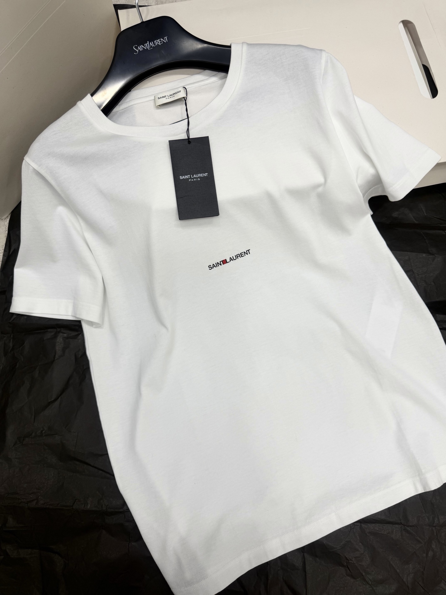 NO:801732,Original development, real shot~~ Saint Laurent classic white T pure cotton material, soft and comfortable, super friendly for daily wear. Small letter logo on the chest, simple and recognizable. Unisex tailoring, easy to control for both men and women, versatile to wear alone or inside. Made in Italy, quality online, whether commuting, leisure or vacation, it can be easily matched with jeans, wide-leg pants, etc., fashionable and practical SML authentic details, saint laurent,jeans,19860909原版开发 正品实拍～～ 圣罗兰经典白T纯棉材质,柔软舒适,日常穿着超友好.胸前小字母Logo,简约又有辨识度.中性剪裁,男女都能轻松驾驭,单穿或内搭都很百搭.意大利制造,品质在线,无论通勤、休闲还是度假,都能轻松搭配牛仔裤、阔腿裤等,时尚实用兼备 SML正品细节,,saint laurent,jeans,,Women's clothing