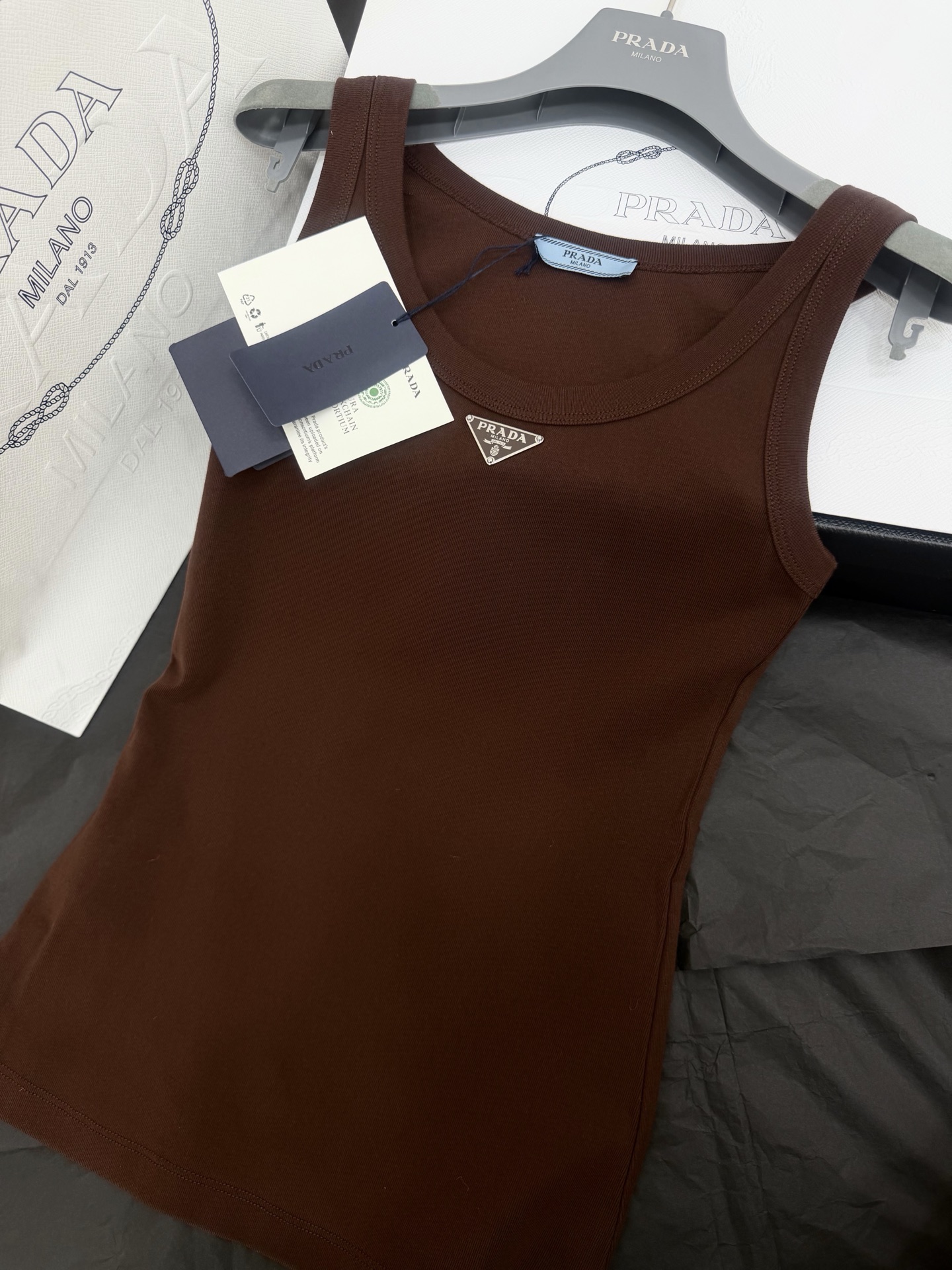 NO:799717,Original development ~ Classic design of triangle vest, made of high-quality cotton fabric, soft and comfortable, great to wear next to your body!  The triangular metal logo on the chest is very recognizable, simple, fashionable and versatile. It can be worn alone or as an inner layer. It can be easily matched with various jackets or bottoms. It can be easily used in daily outings and casual occasions. SML retro brown details, jackets & coats,19860909原版开发～ 三角标背心经典设计,采用高品质棉质面料,柔软舒适,贴身穿着超赞！胸前三角金属Logo超有辨识度,简约又时髦百搭,单穿或内搭都很OK,轻松搭配各种外套或下装,日常出街、休闲场合都能轻松驾驭 SML复古棕细节图,,jackets & coats,,Women's clothing