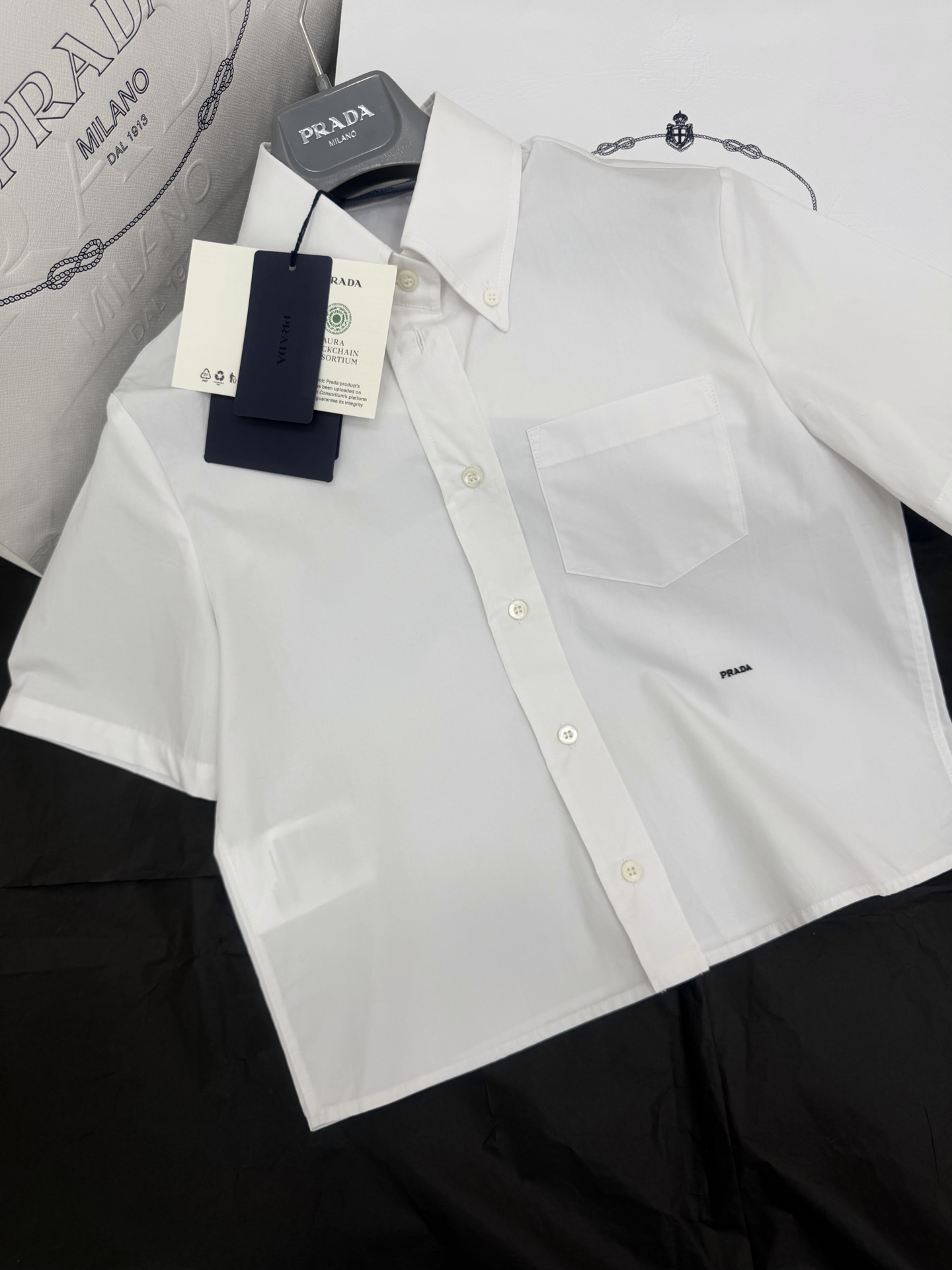 NO:800221,The original developed 26ss white short-sleeved shirt is made of high-quality cotton fabric, with a soft and breathable classic lapel + one-sided chest pocket design. It is simple and practical. The low-key embroidered logo in the lower left corner is very recognizable. It is neatly cut and can be easily used for commuting and leisure. It goes well with trousers or jeans, and you can easily get a high-end look!  SML detailed pictures, real shots, jeans, shirts, T-shirt,19860909原版开发 26ss 白色短袖衬衫采用高品质棉质面料,柔软透气经典翻领+单侧胸袋设计,简约又实用,左下角低调刺绣Logo超有辨识度.剪裁利落,通勤休闲都能轻松驾驭,搭配西裤或牛仔裤都很OK,轻松get高级感穿搭！SML细节图实拍,,jeans,shirts,T-shirt,,Women's clothing