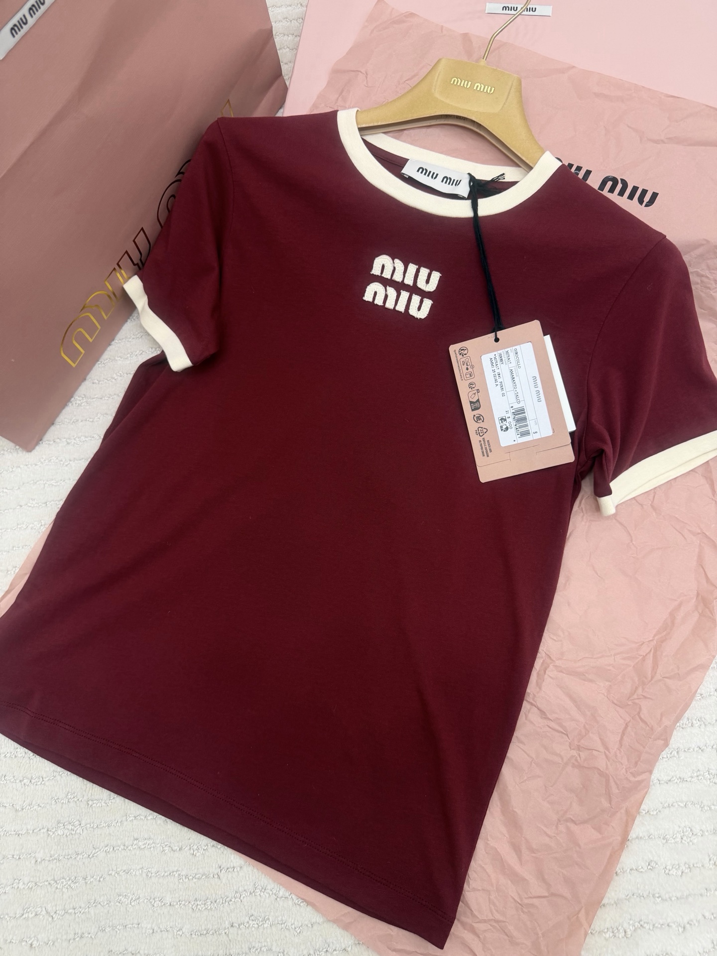 NO:802952,Authentic real shot ~ original development ~ 26ss Miu burgundy contrast short-sleeved T-shirt made of soft cotton fabric, comfortable and breathable to wear. White round neck + contrasting cuff design, simple and recognizable. Logo embroidery on the chest, exquisite details, enhance the texture. Pair with jeans or skirts, easily get fashionable and casual style SML authentic details,,miumiu,skirts,jeans,T-shirt,tees,t-shirt,19860909正品实拍～原版开发～ 26ss Miu酒红色撞色短袖T恤柔软棉质面料,穿着舒适透气.白色圆领+袖口撞色设计,简约又有辨识度.胸前Logo刺绣,细节精致,提升质感.搭配牛仔裤或半裙,轻松get时髦休闲风 SML正品细节,,miumiu,skirts,jeans,T-shirt,tees，t-shirt,,Women's clothing