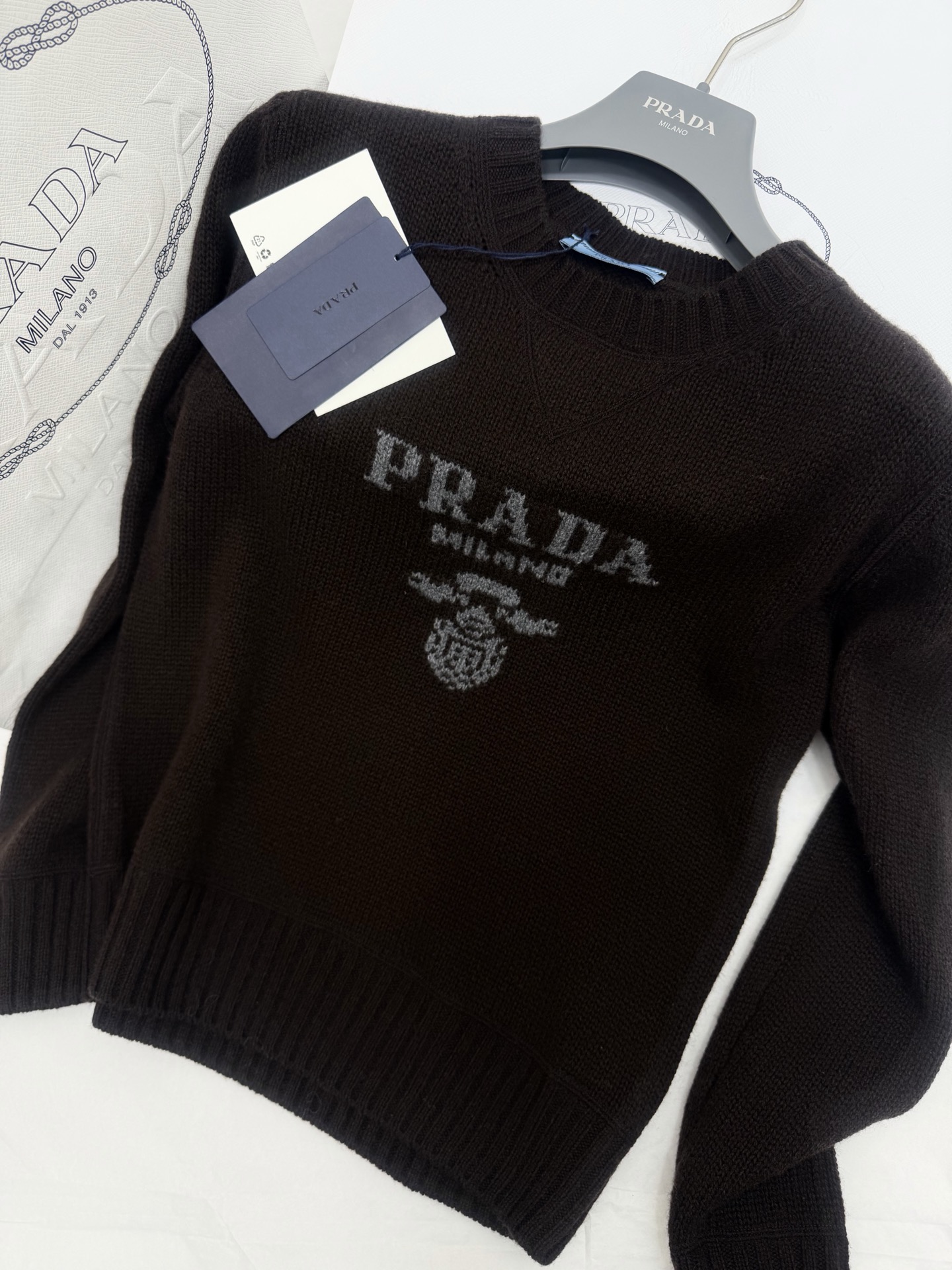 NO:926436,Original development~~ Black letter jacquard cashmere sweater. This classic logo sweater is made of soft cashmere fabric. It is warm and comfortable. The jacquard logo on the chest is of the same color, low-key and recognizable. It has a neat shape. It looks stylish whether worn with jeans or suit pants, and can easily create a high-end casual feel. Actual SML detailed pictures,,jeans,sweaters,business suit,19860909原版开发～～ 黑巧字母提花羊绒毛衣这款经典徽标毛衣,采用柔软羊绒面料 保暖又舒适.胸前同色系徽标提花,低调又有辨识度 版型利落,无论搭牛仔裤还是西装裤都很有范儿,轻松打造高级休闲感心 SML细节图实拍,,jeans,sweaters,business suit,,Women's clothing