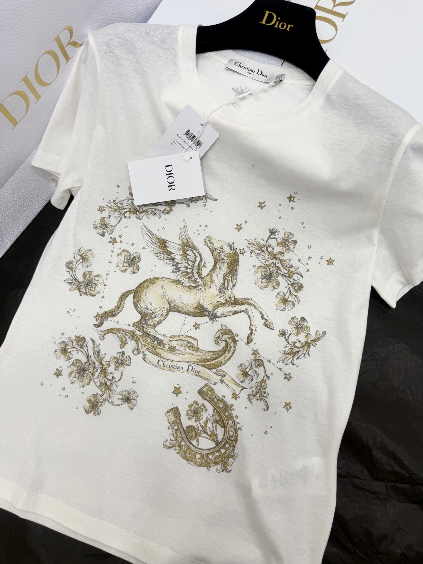 NO:806190,Authentic real shot, original development~~ 26ss white Pegasus printed T-shirt made of high-quality cotton, soft and comfortable, super friendly for daily wear. Pegasus + flower + star pattern on the front, golden lines are super artistic, perfect brand recognition. The round neck design is simple and elegant, looks great with jeans or skirts, easy to switch casual or elegant style SML authentic details, skirts, jeans, tees, t-shirt,19860909正品实拍 原版开发～～ 26ss 白色飞马印花T恤采用高品质棉料,柔软舒适,日常穿着超友好.正面飞马+花卉+星星图案,金色线条超有艺术感,品牌辨识度满分.圆领设计简约大方,搭配牛仔裤或半裙都很出彩,轻松切换休闲or优雅风格 SML 正品细节,,skirts,jeans,tees，t-shirt,,Women's clothing