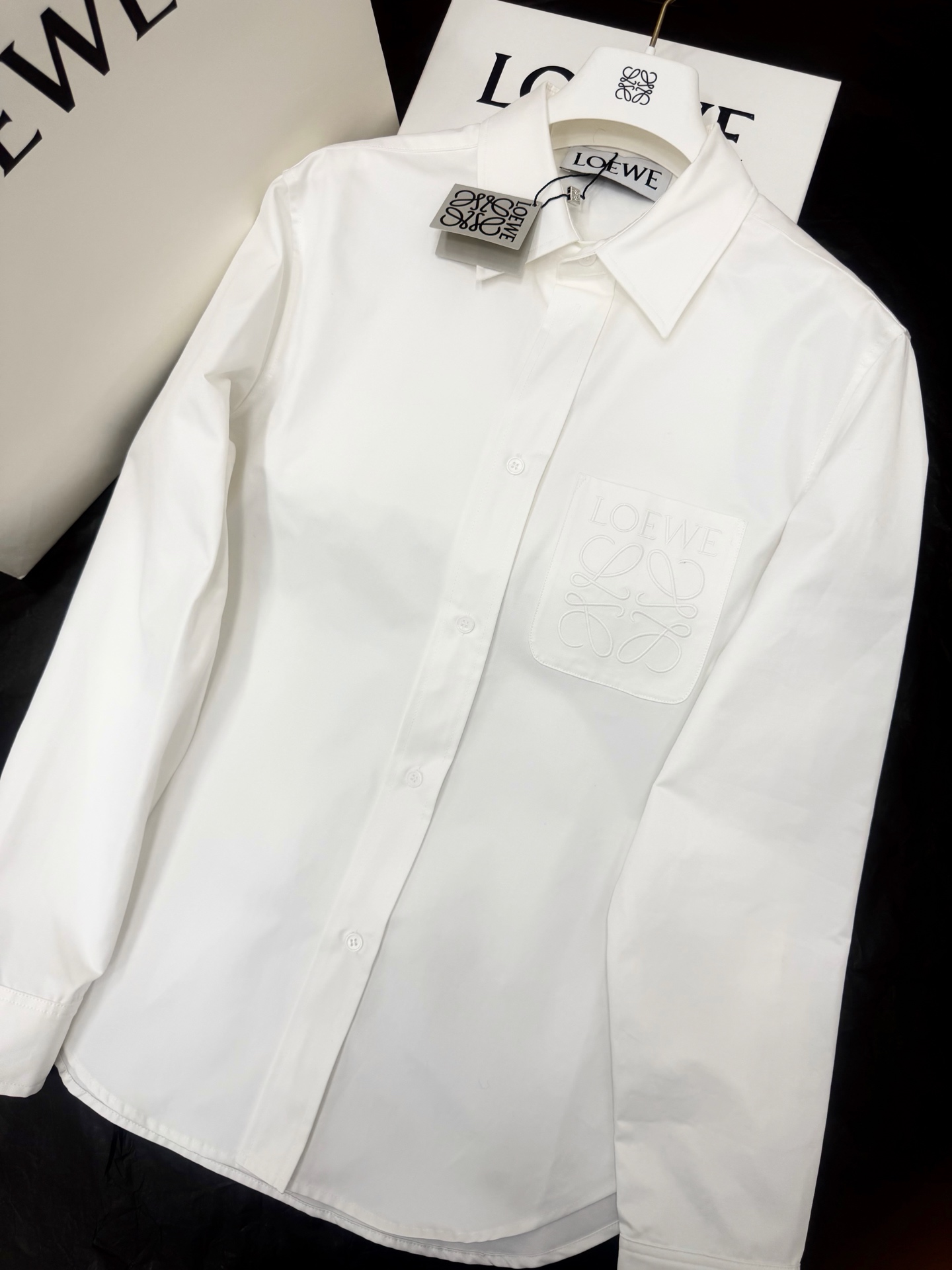 NO:806205,Original development~ The logo white shirt has a three-dimensional embroidered logo on the chest, perfect details! High-end custom fabrics, breathable and comfortable, exquisite tailoring, awesome fit, classic small lapels + curved hem, casual and high-end, cuff button slit design, full of details~ Pair it with jeans for casual wear, or with suit pants for commuting, versatile and practical! Quality control must be done in China. Real photos of SML details, jeans, shirts, business suits,19860909原版开发～ logo白衬衫胸前有立体刺绣Logo,细节满分！ 高端定制面料,透气又舒适,精工剪裁,版型超赞 经典小翻领+弧形下摆,随性又高级,袖口纽扣开叉设计,细节感拉满～搭配牛仔裤休闲,配西装裤通勤,百搭实用！品质控必入國 SML细节图实拍,,jeans,shirts,business suit,,Women's clothing