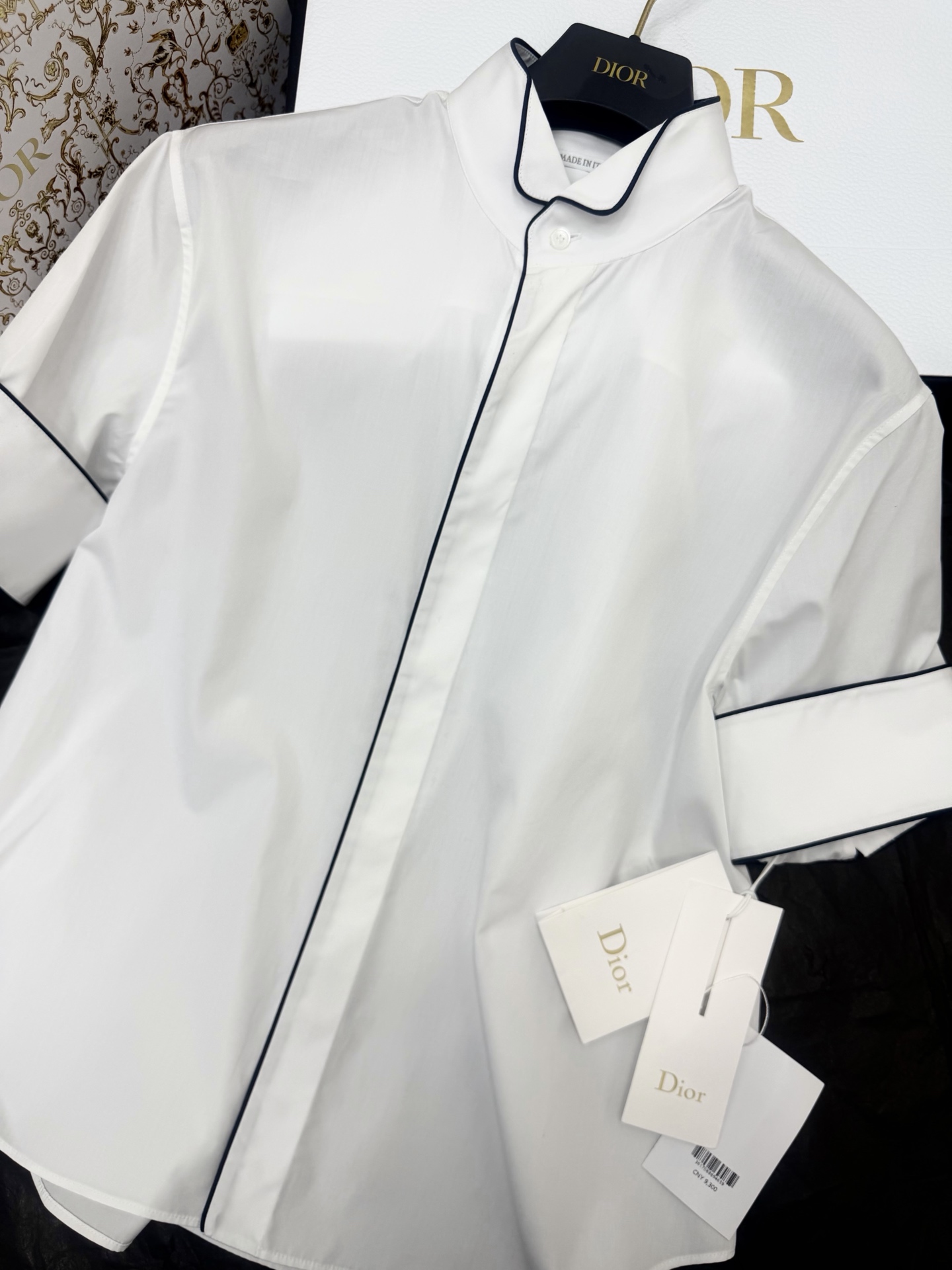 NO:806196,Original development, real shot~~ 26ss embroidered short-sleeved white shirt made of soft and breathable cotton fabric, black piping design is simple and exquisite. Short cut + short sleeves, super refreshing for spring and summer, easy to manage for commuting, dating, and daily life. Elegant retro style, paired with high-waisted pants or skirts, easily get a sense of luxury!  Control of details is a must, with both quality and design. SML authentic details, skirts, shirts, T-shirts,19860909原版开发 正品实拍～～ 26ss刺绣短袖白衬衫棉质面料柔软透气,黑色滚边设计简约又精致.短款剪裁+短袖,春夏穿超清爽,通勤、约会、日常都能轻松驾驭.优雅复古风格,搭配高腰裤或裙装,轻松get高级感！细节控必入,品质与设计感兼具 SML正品细节,,skirts,shirts,T-shirt,,Women's clothing